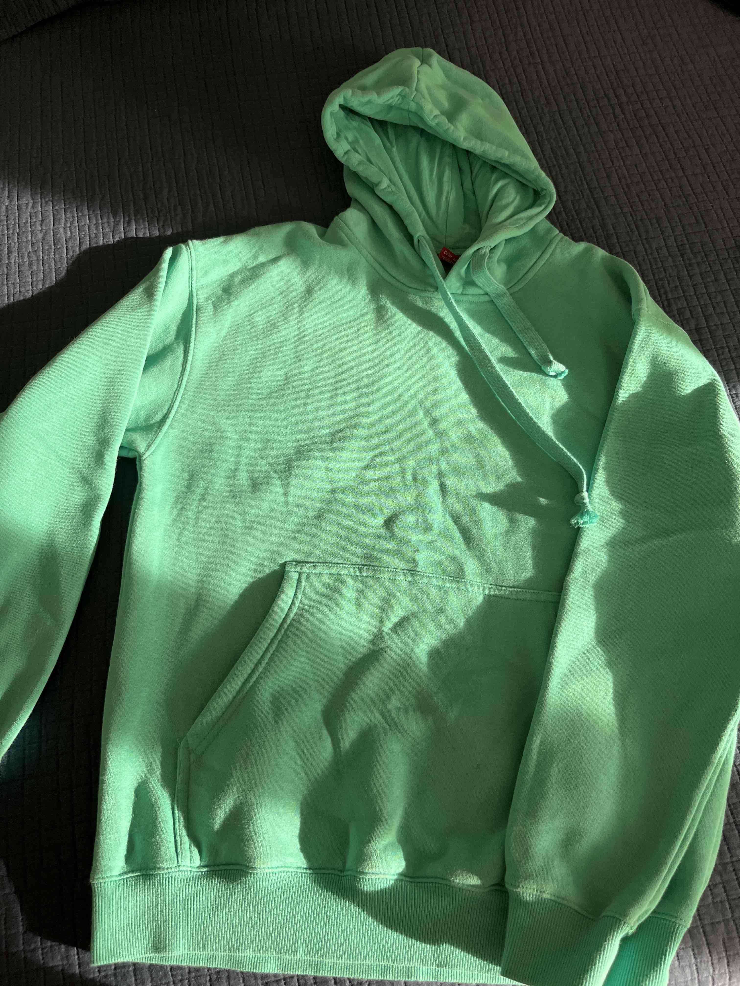 Polerón verde con capucha