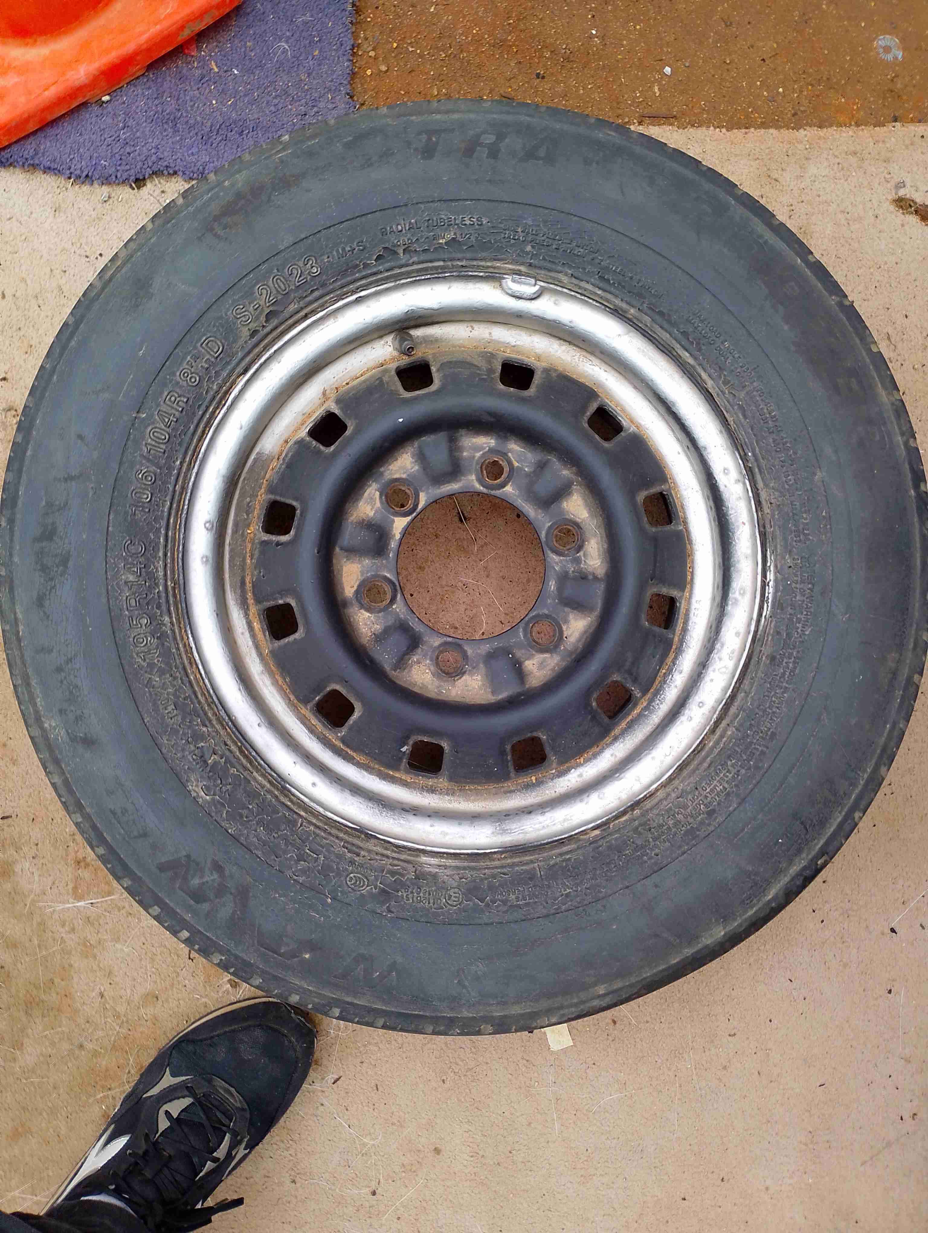 Neumático con llanta usada - miniatura 1