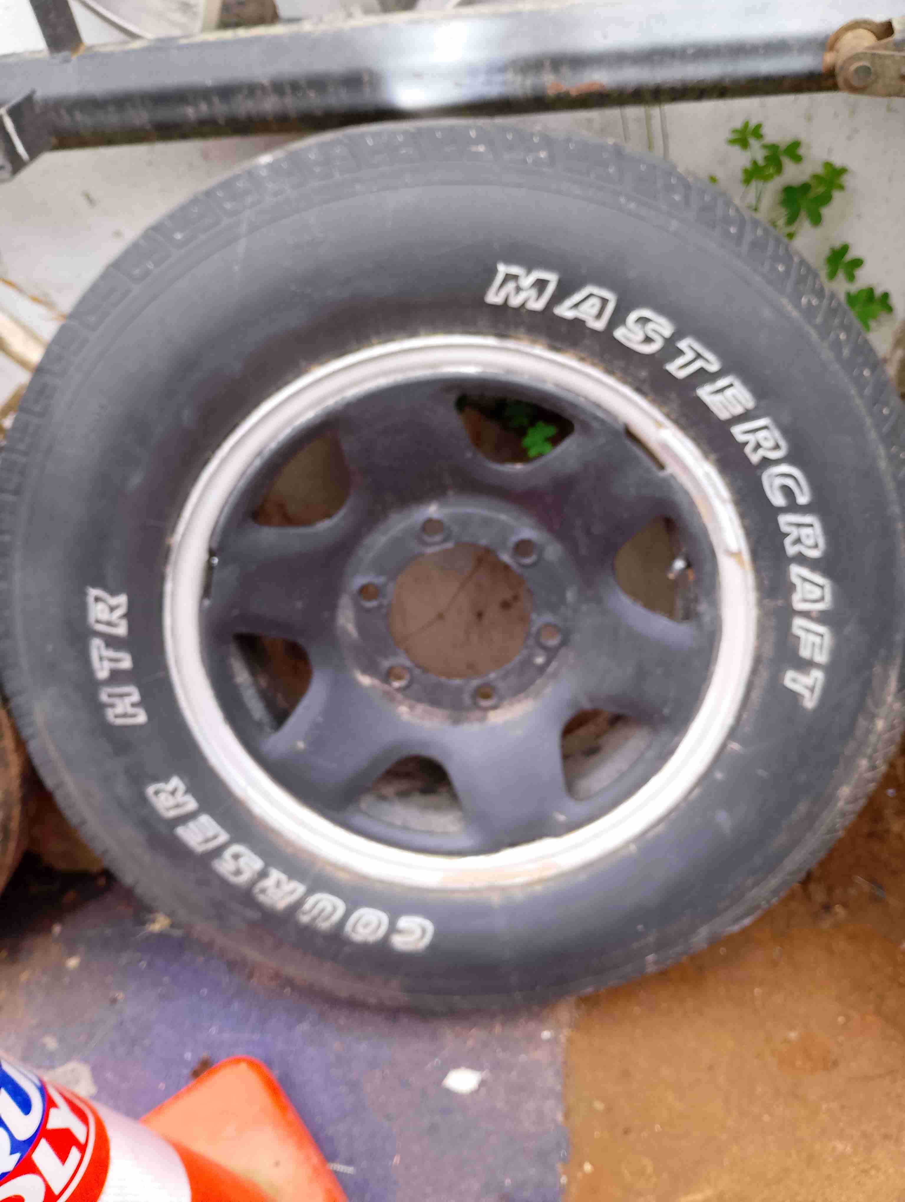 Neumático con llanta usada - miniatura 2