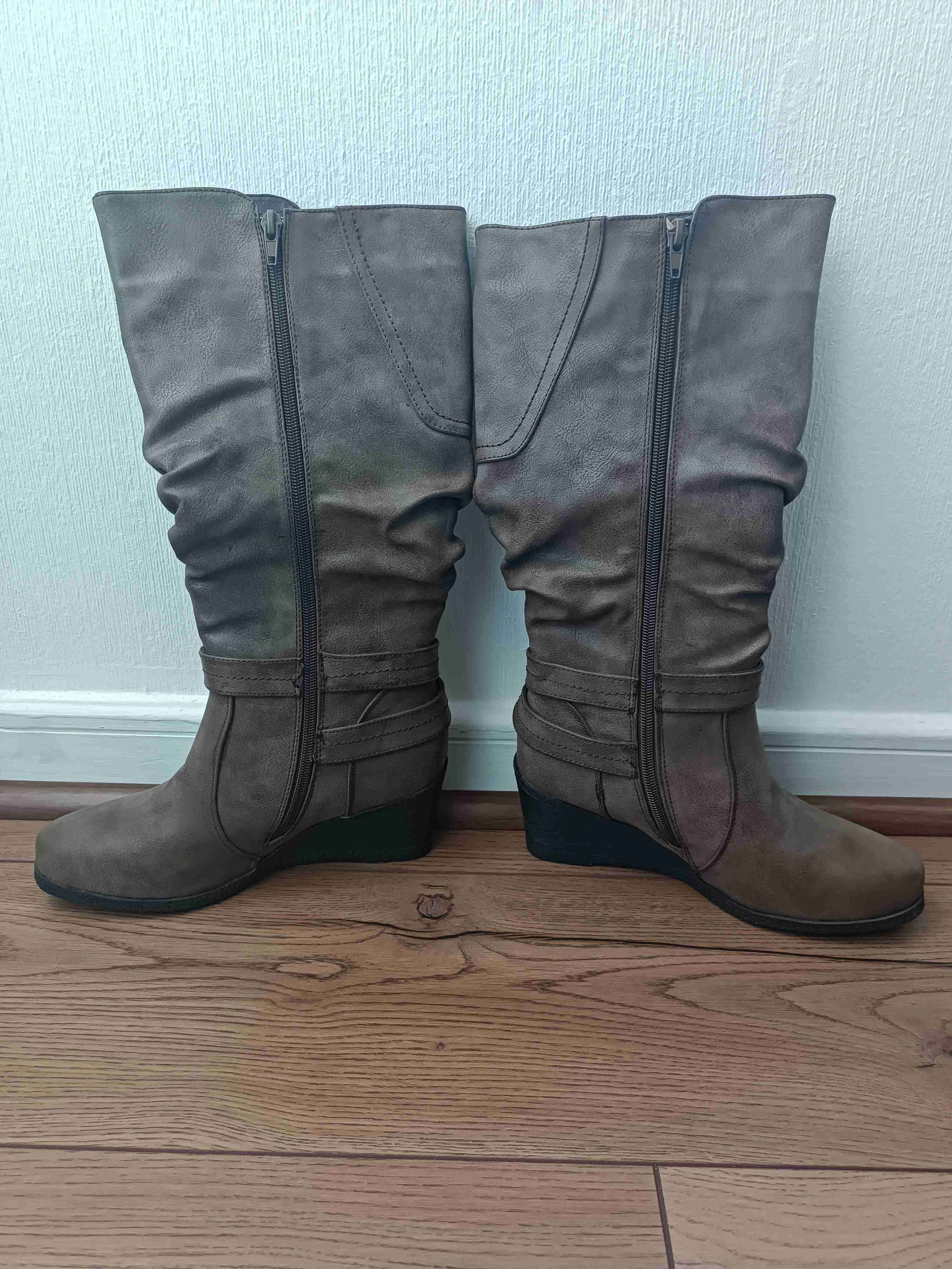 Botas altas marrones con tacón - miniatura 2