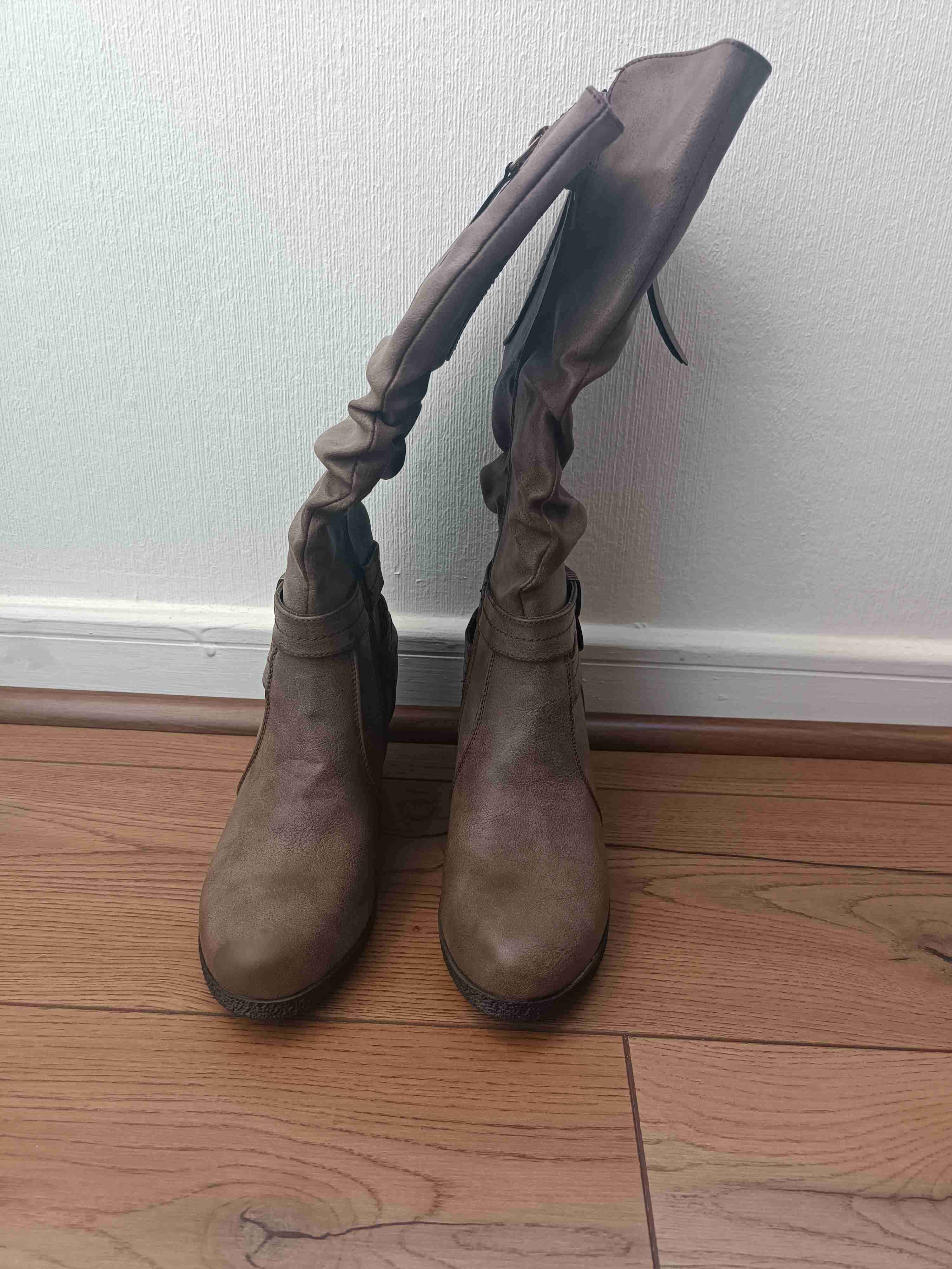 Botas altas marrones con tacón - miniatura 3