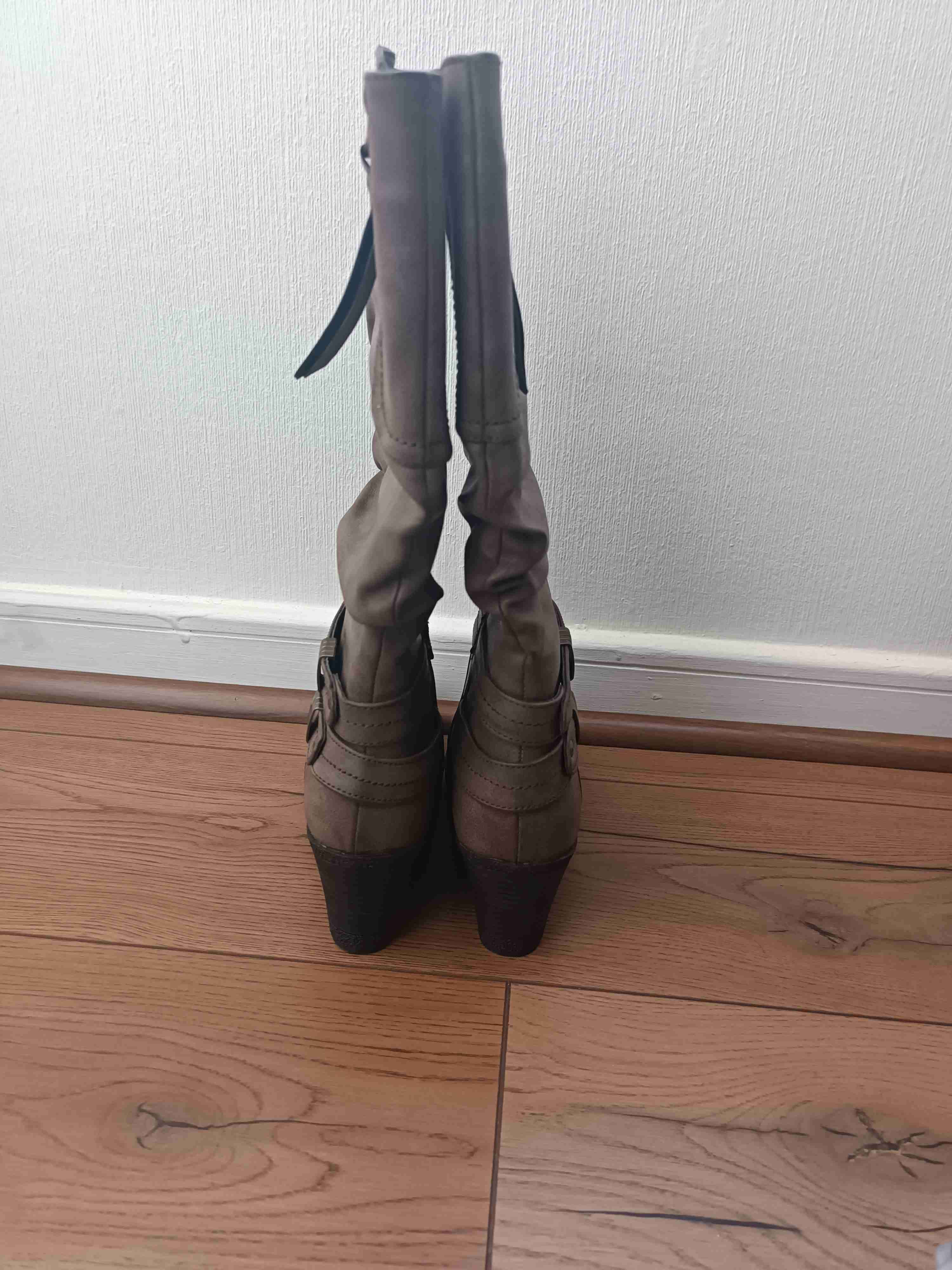 Botas altas marrones con tacón - miniatura 4