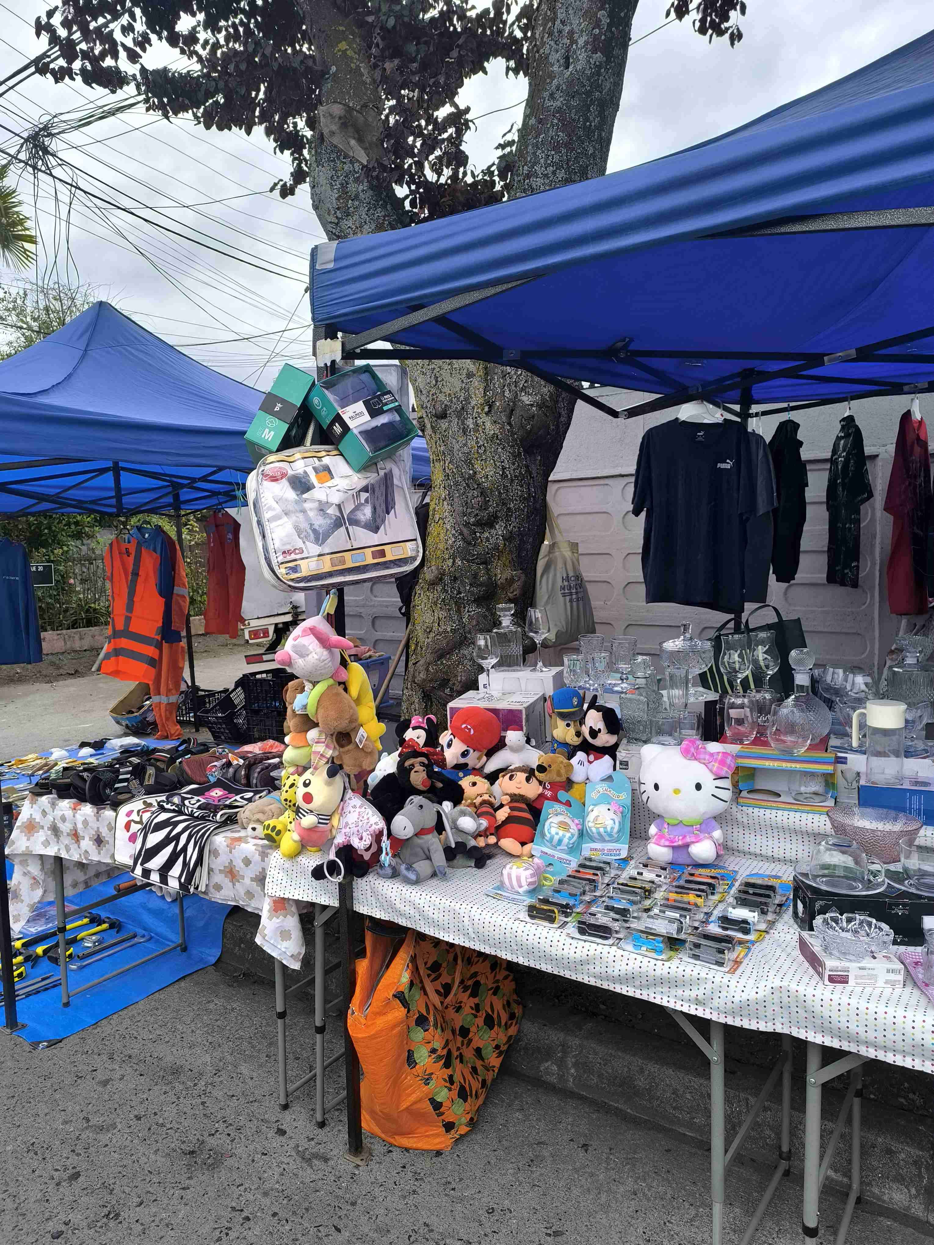 Ropa y peluches y menaje - miniatura 2