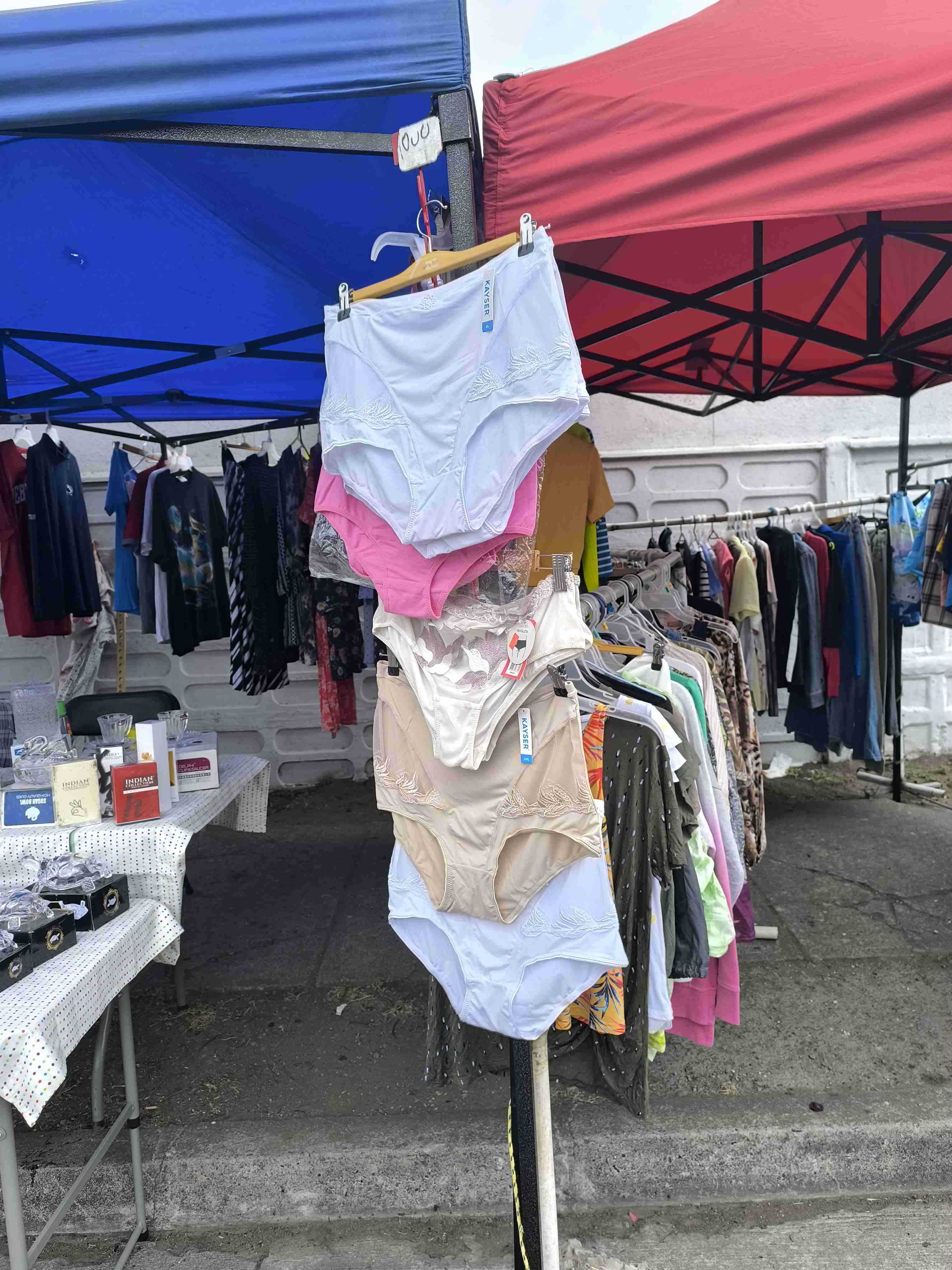 Ropa y peluches y menaje - miniatura 3