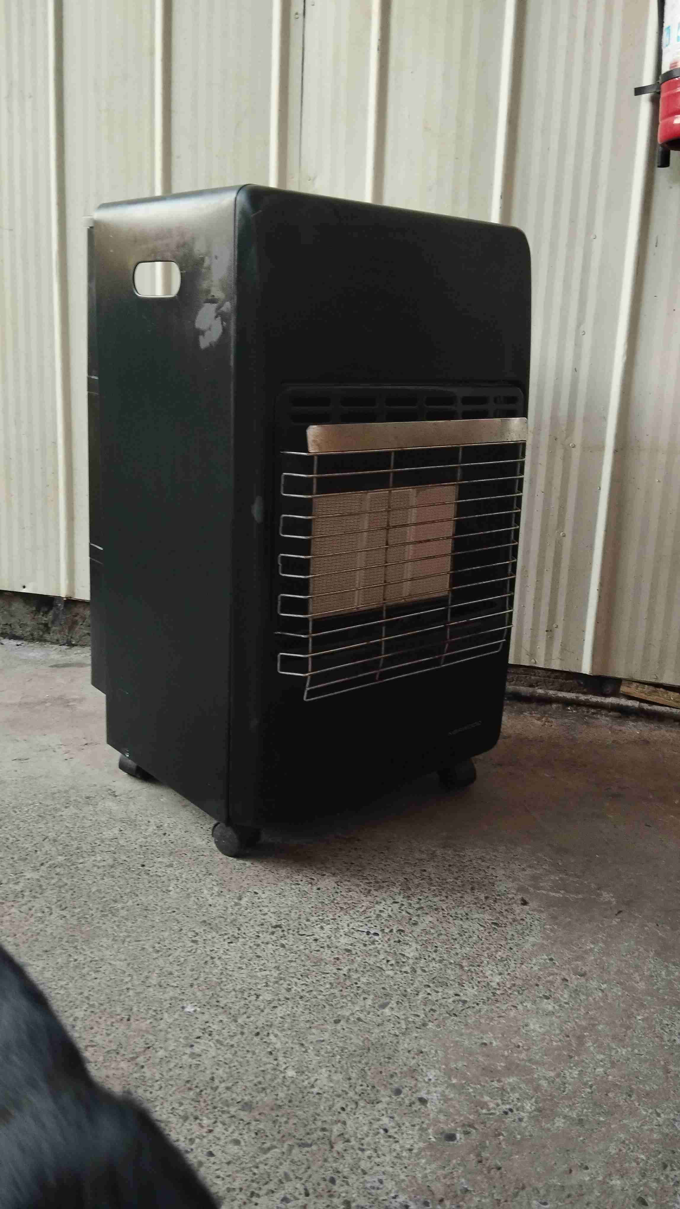 Estufa a gas negra - miniatura 1