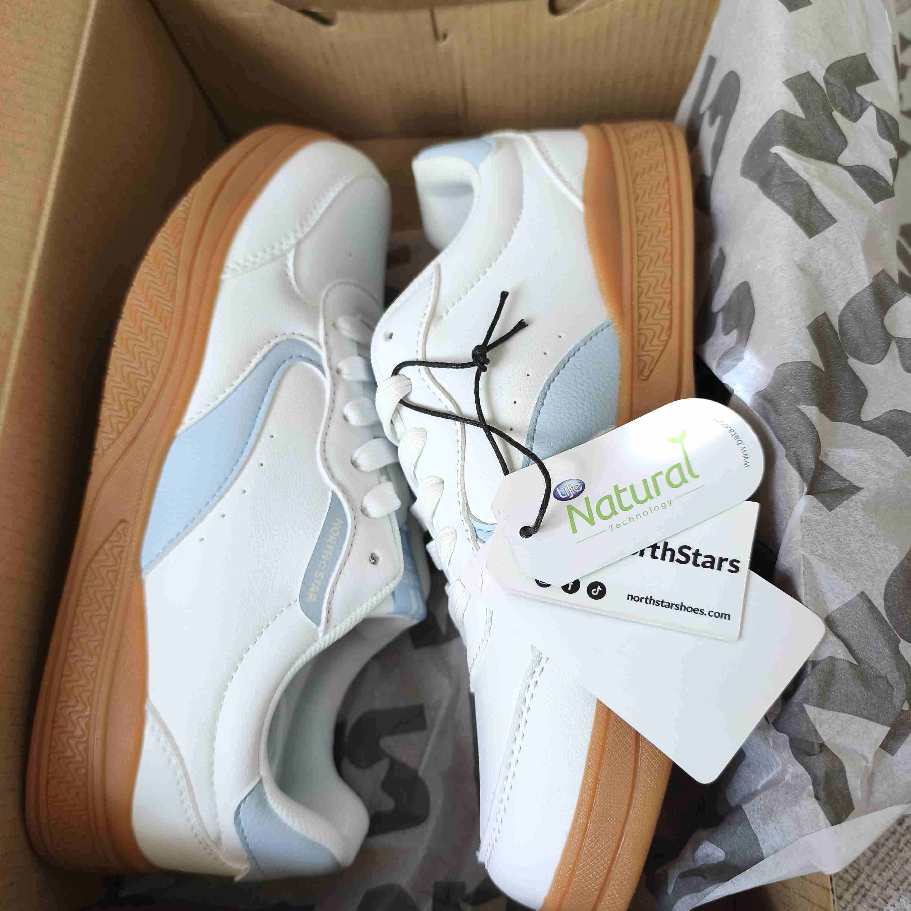 Zapatillas deportivas blancas con azul - miniatura 2