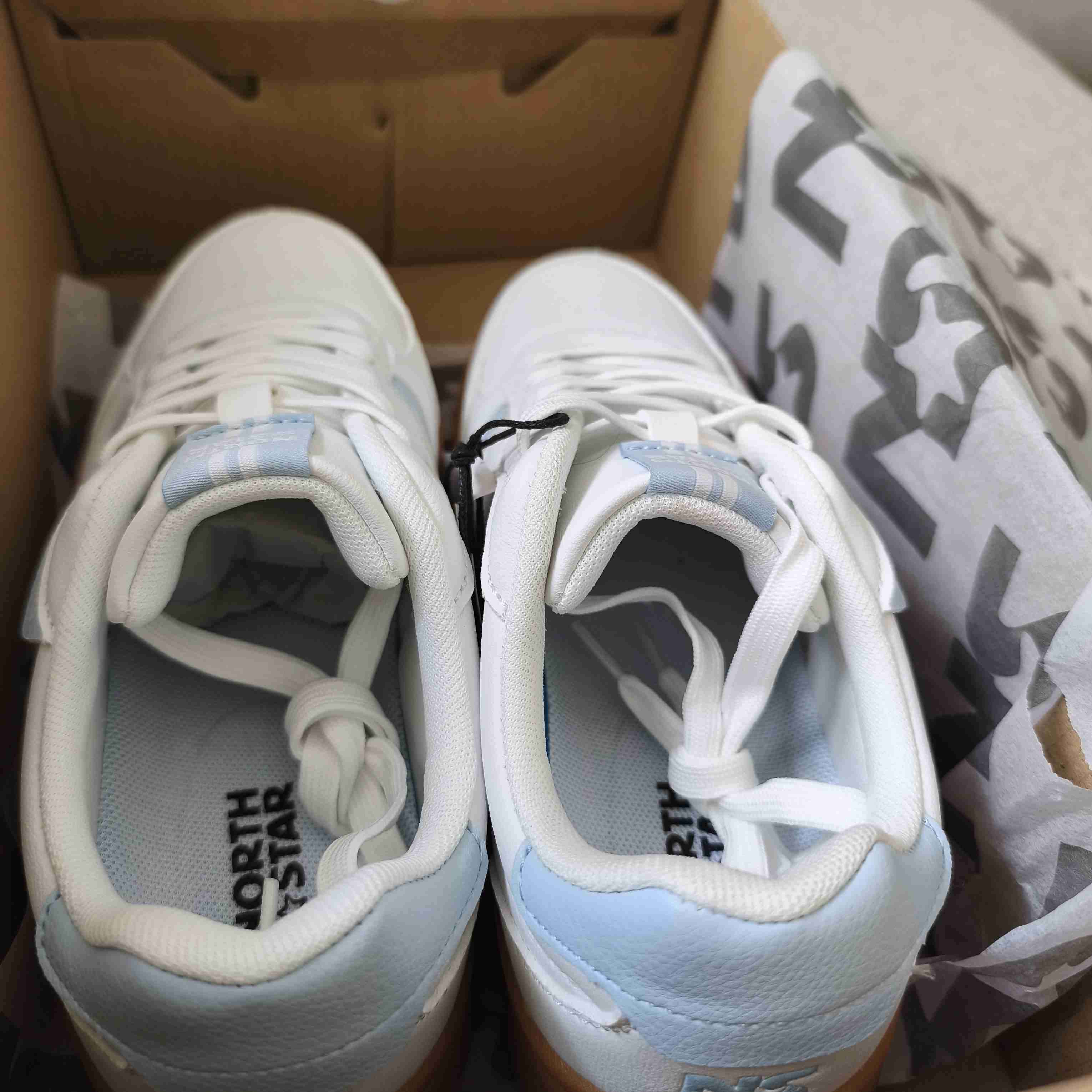 Zapatillas deportivas blancas con azul - miniatura 3