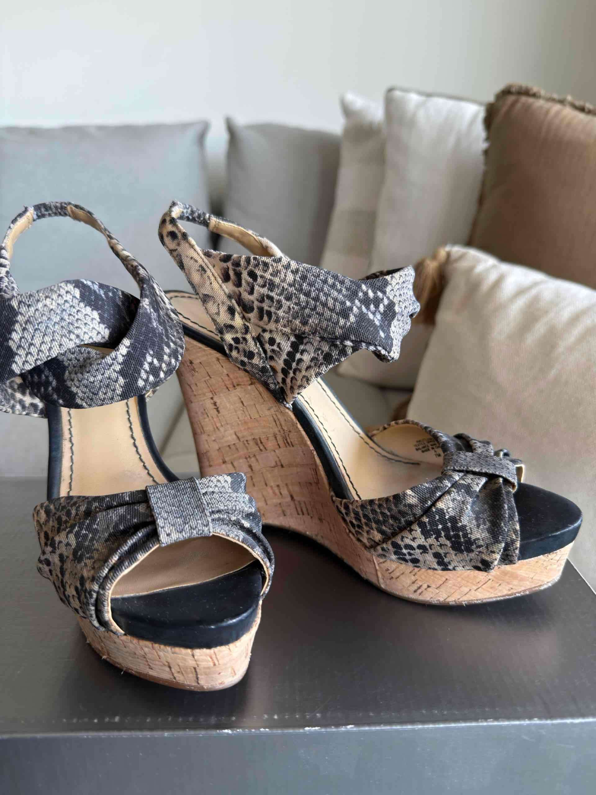 Sandalias de cuña con estampado serpiente - miniatura 2