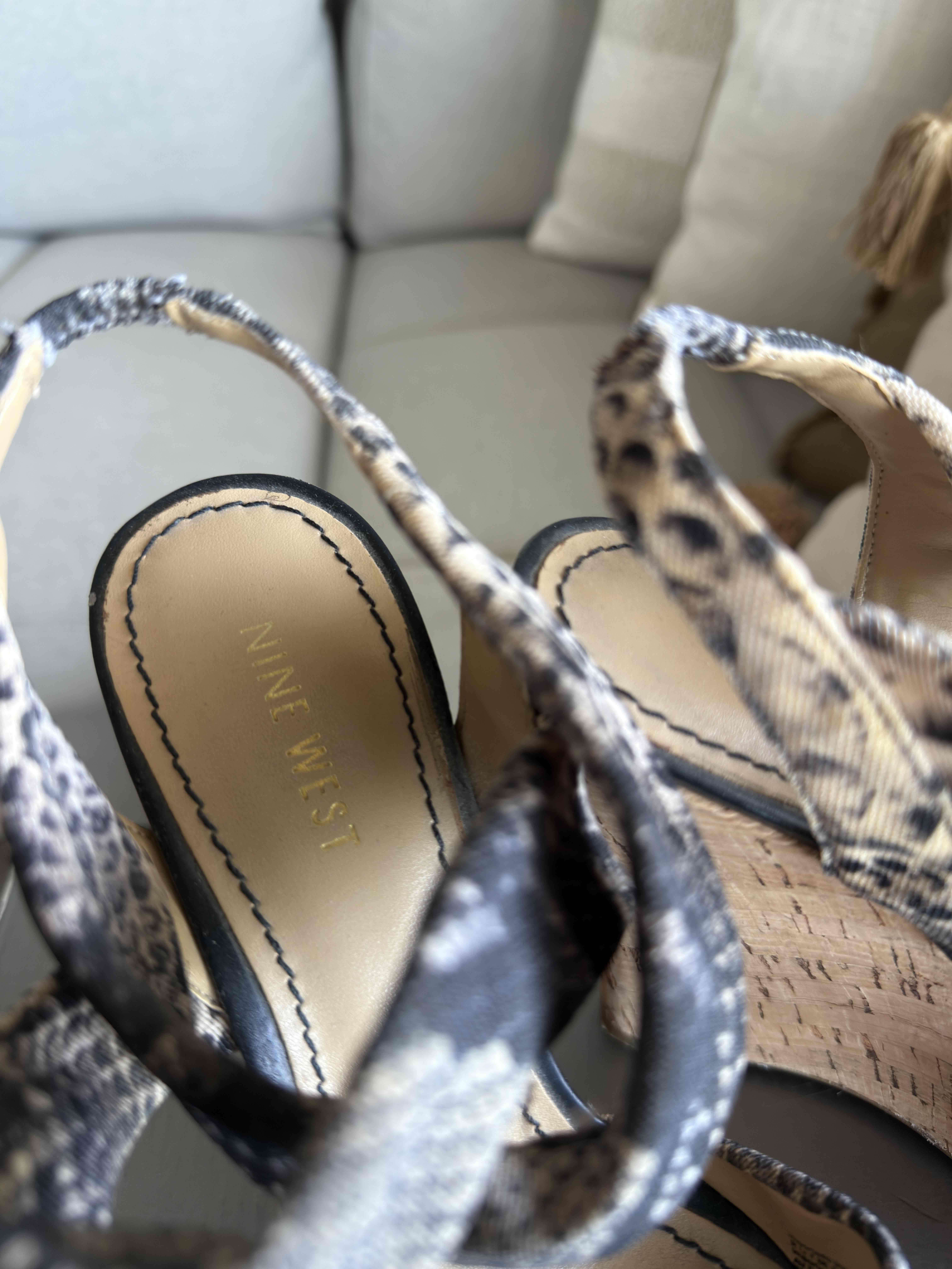 Sandalias de cuña con estampado serpiente - miniatura 3