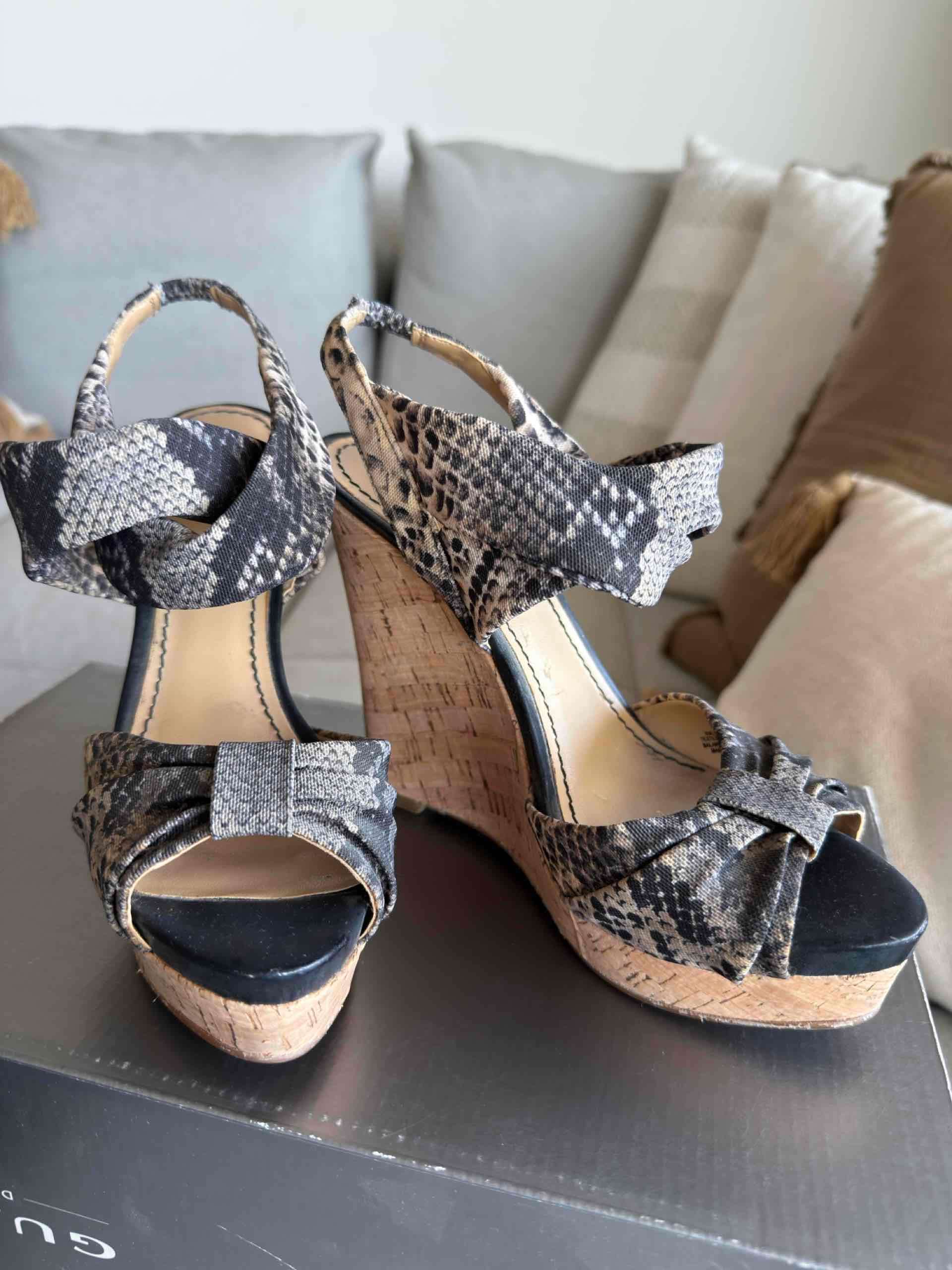 Sandalias de cuña con estampado serpiente - miniatura 4