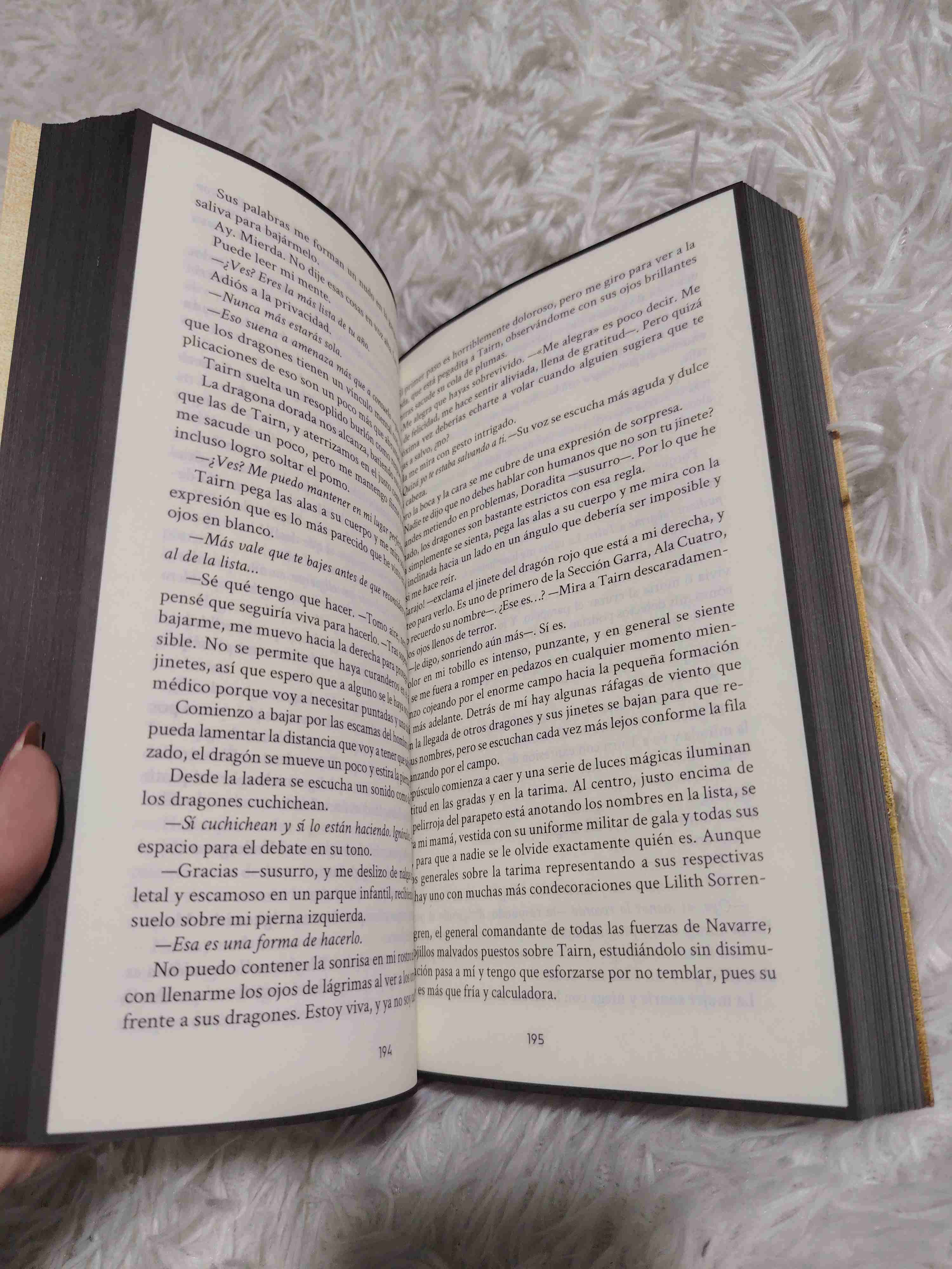 Libro 'Alas de Sangre' de Rebecca Yarros - miniatura 3