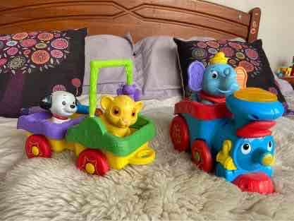 Tren de juguete colorido Fisher Price - miniatura 3