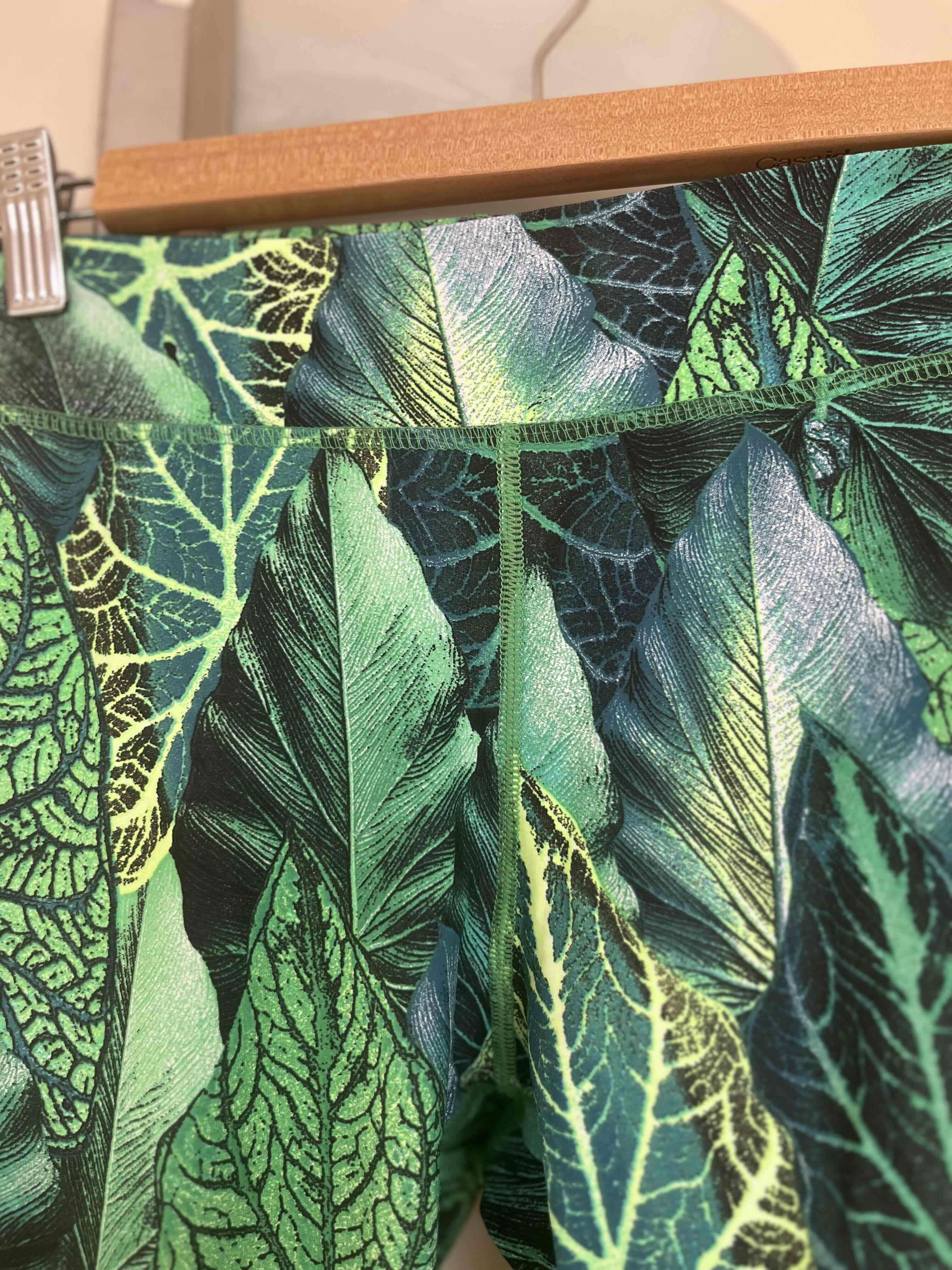 Leggings deportivos estampados hojas verdes - miniatura 2