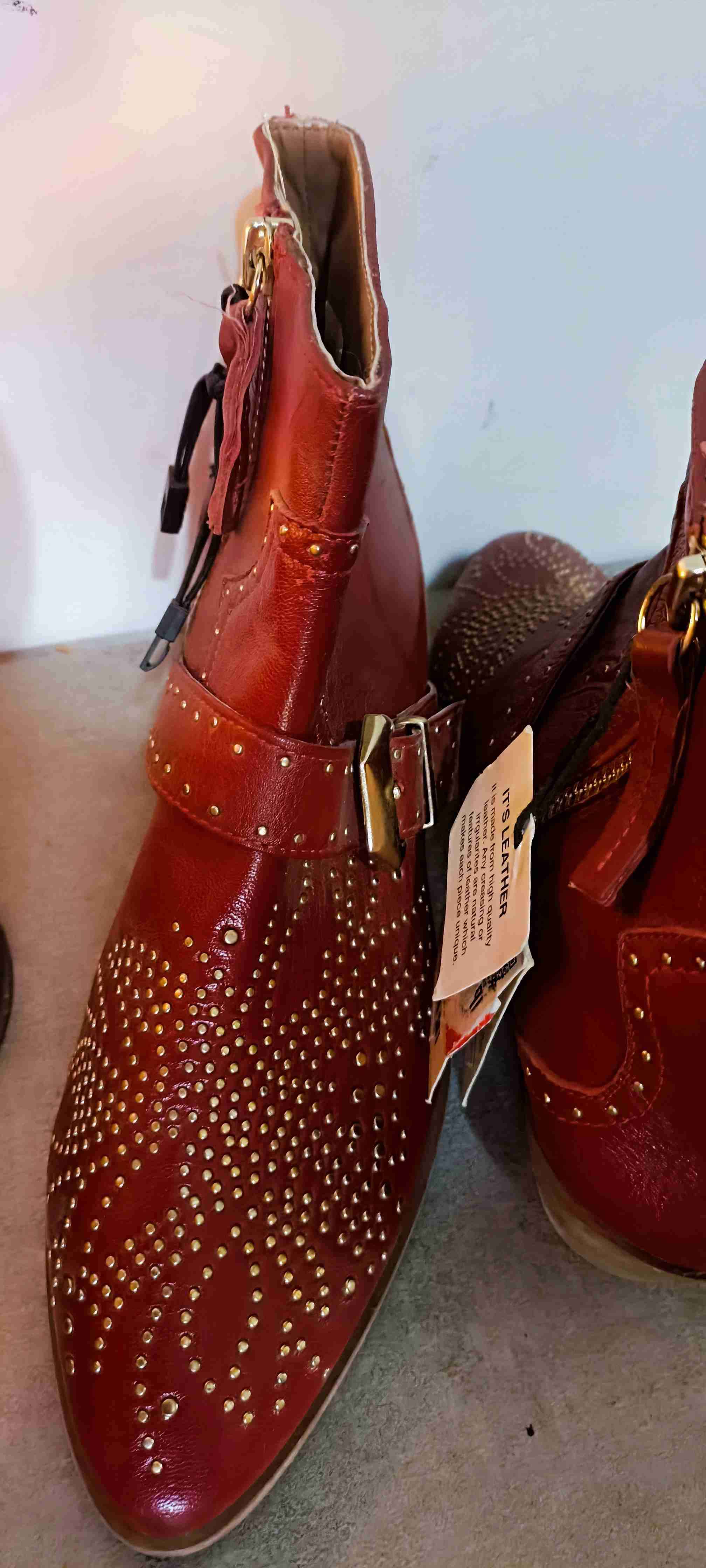 Botines rojos de cuero con tachas - miniatura 2