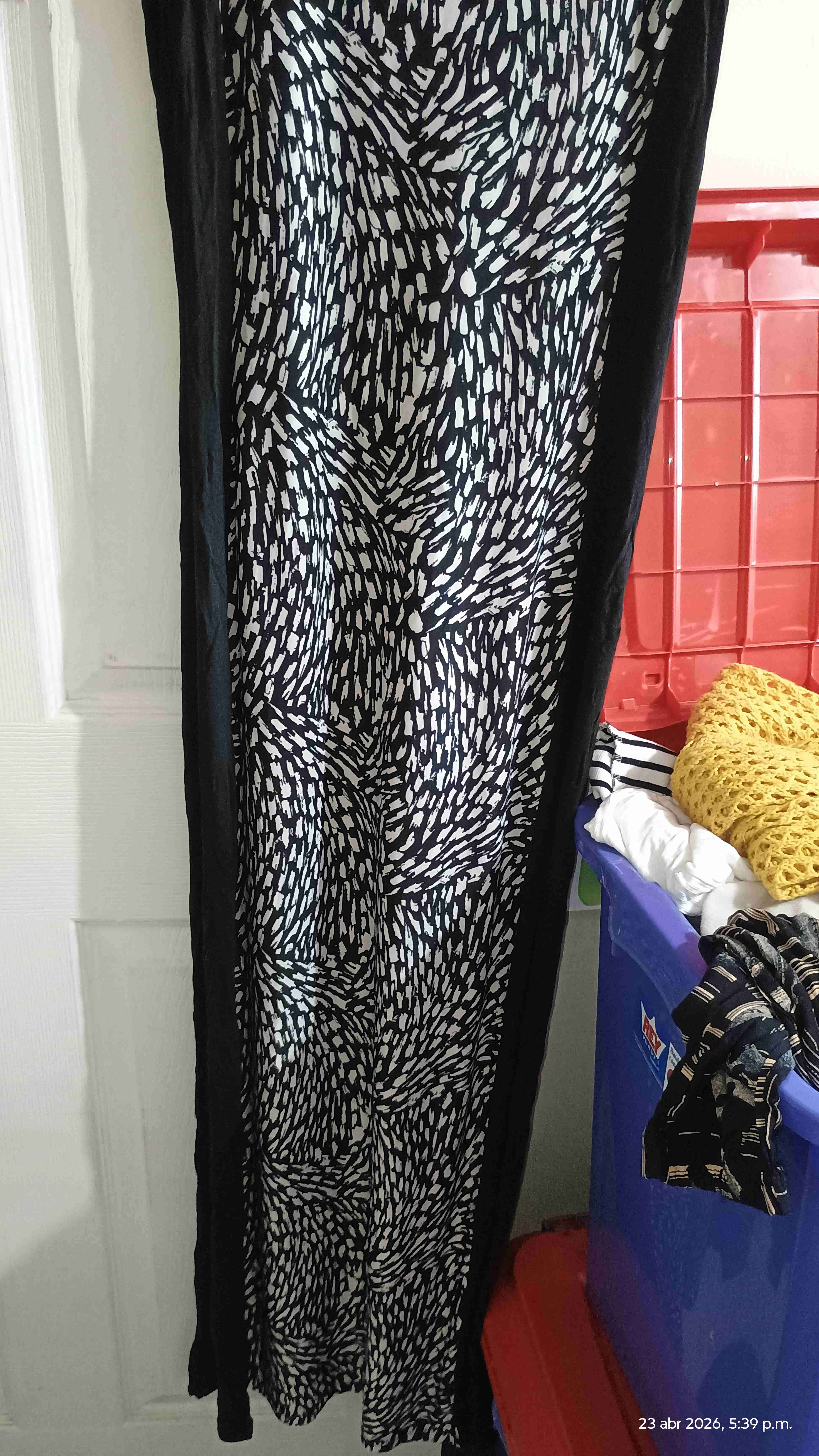 Vestido largo estampado blanco y negro - miniatura 1