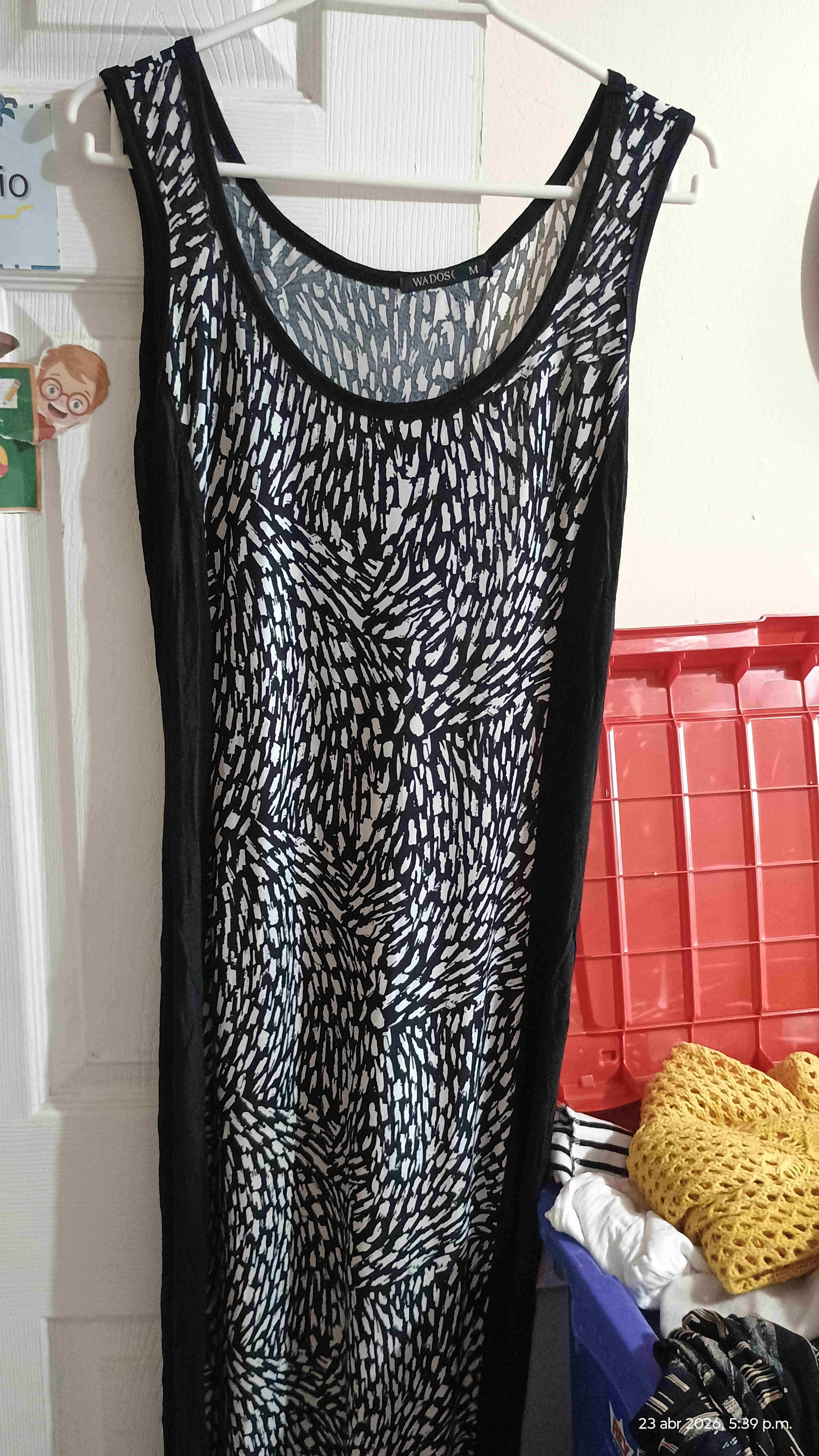 Vestido largo estampado blanco y negro - miniatura 2