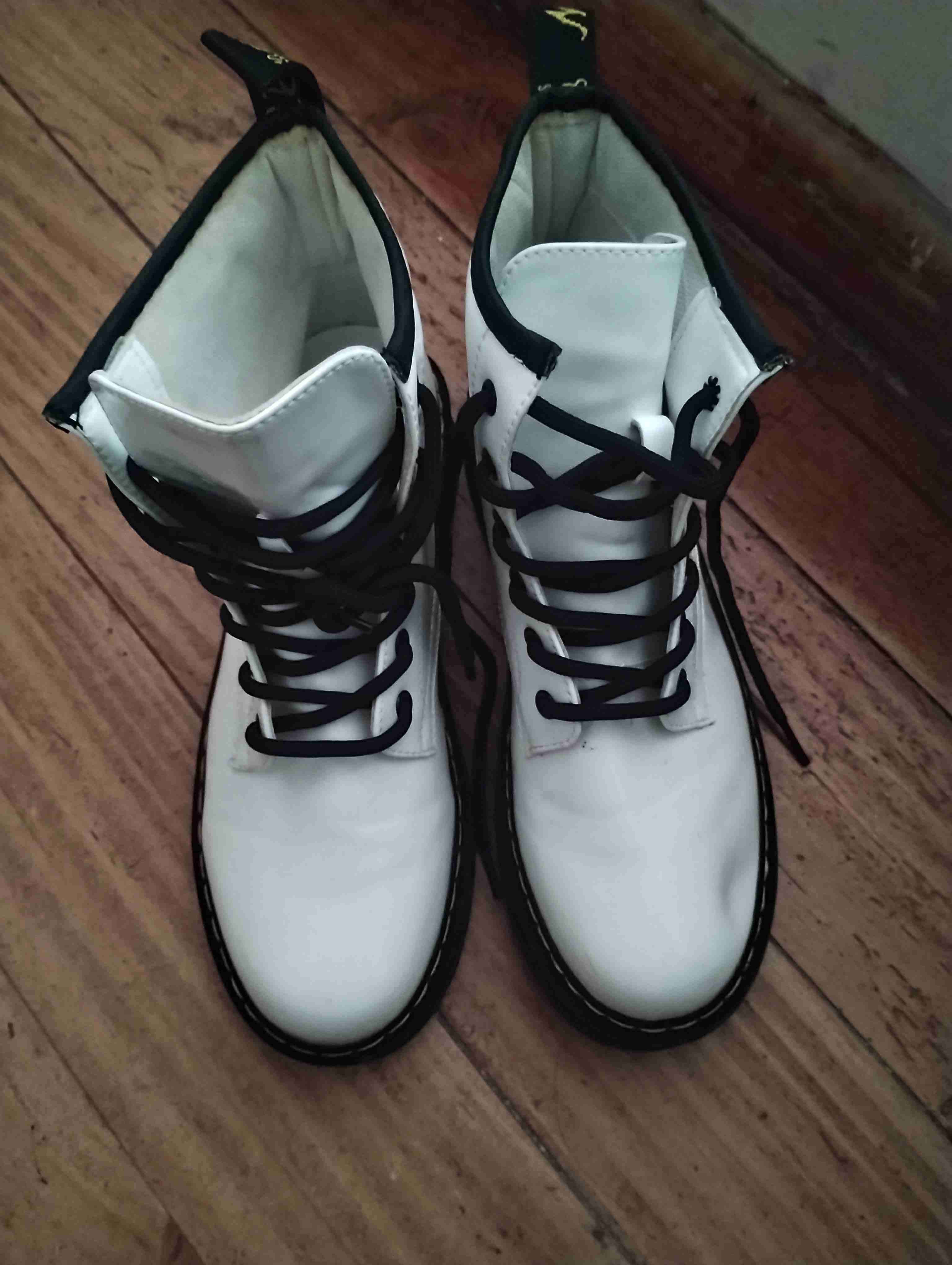 Botas blancas con detalle negro - miniatura 2