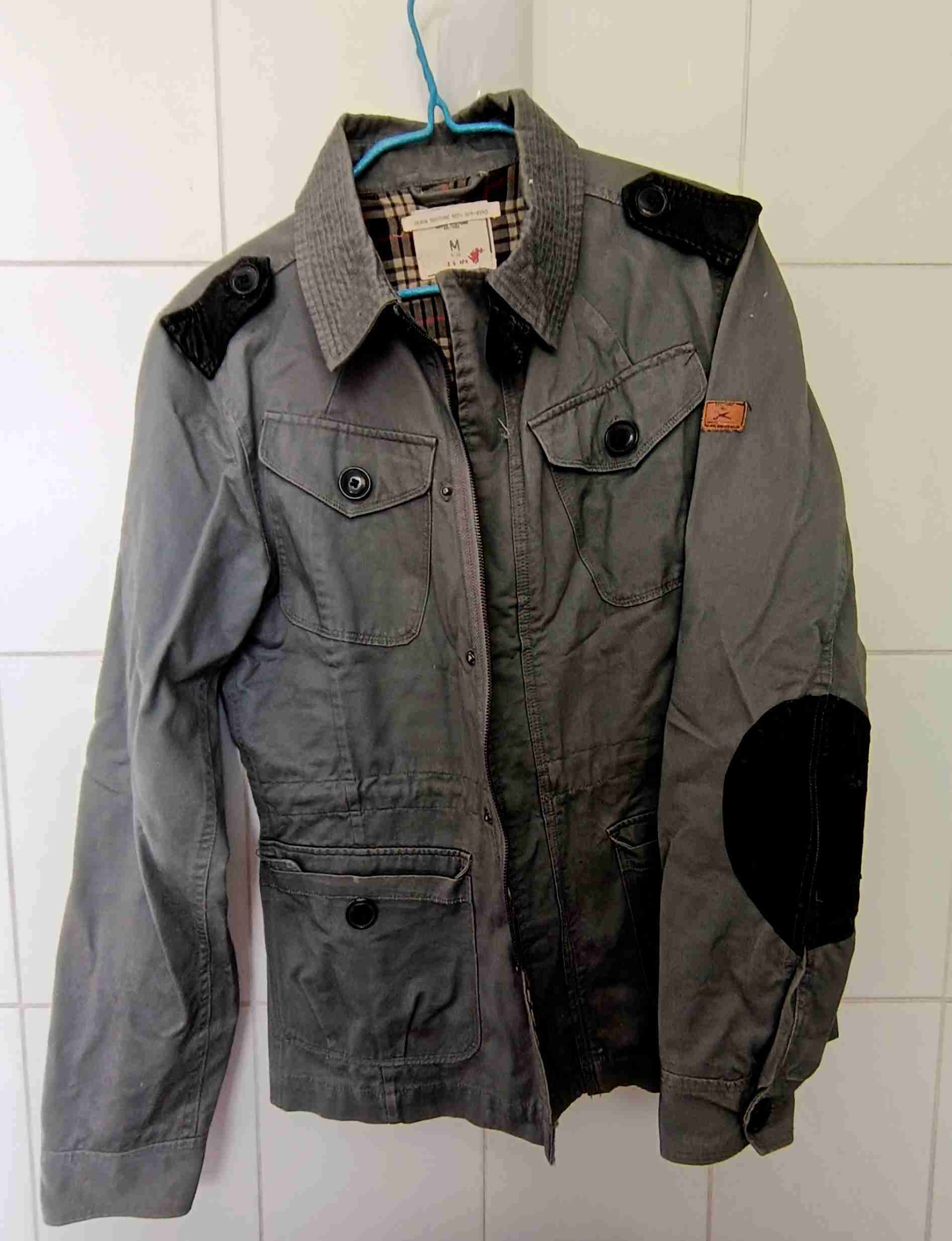 Chaqueta verde militar con parches