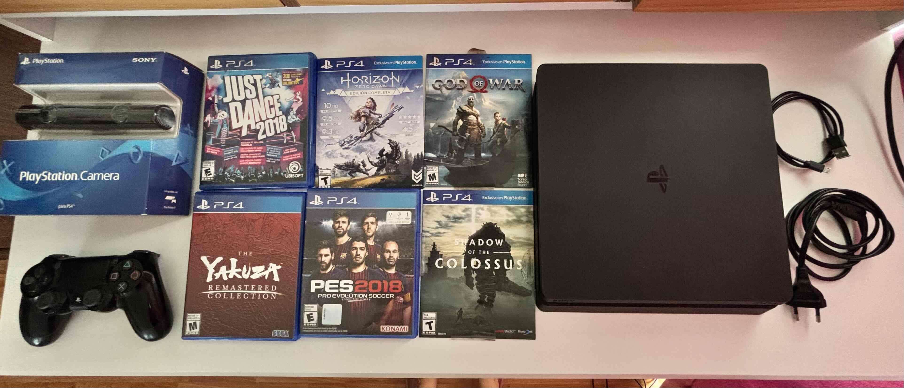 PS4 con juegos y cámara - miniatura 1