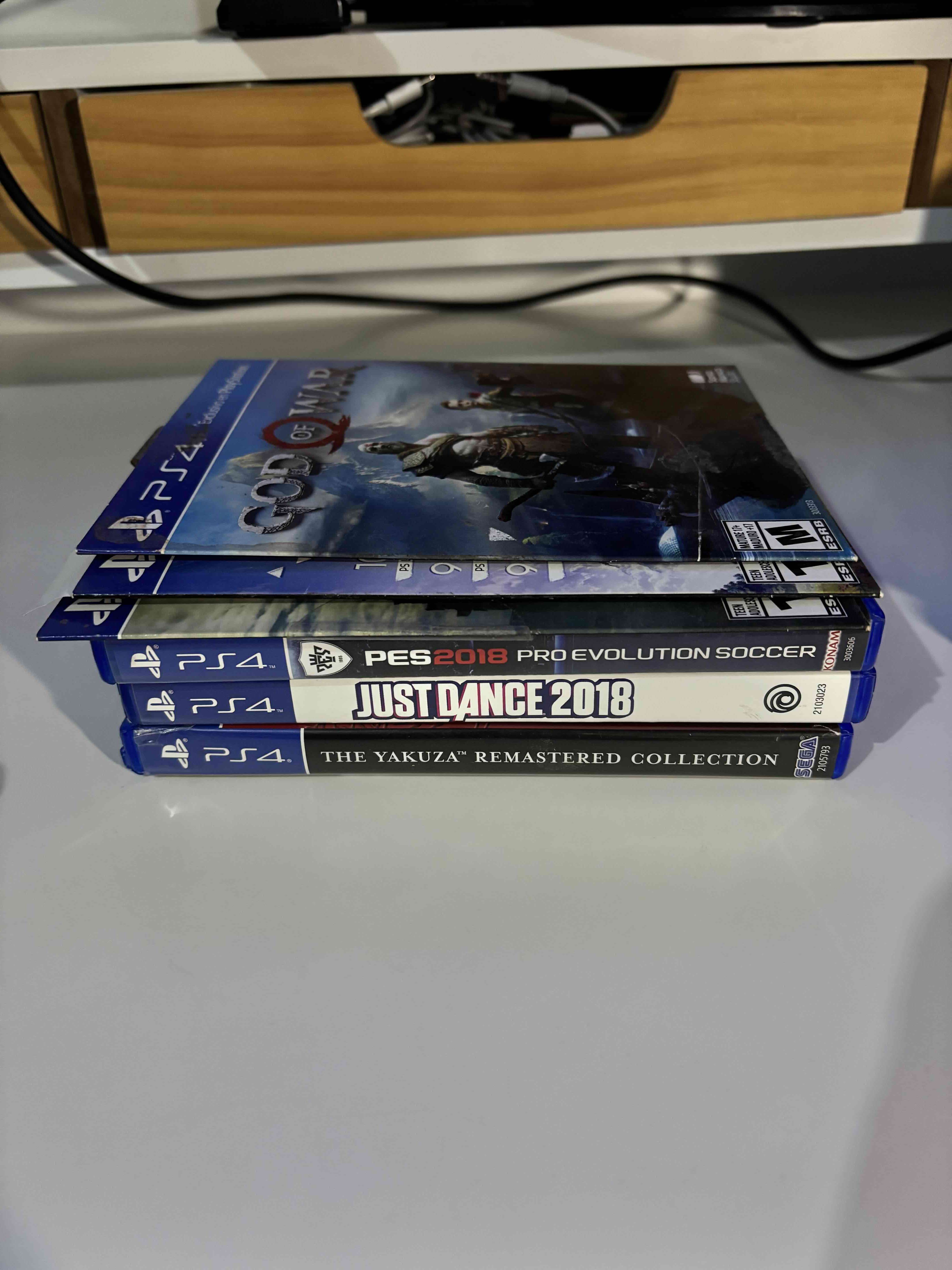 PS4 con juegos y cámara - miniatura 3