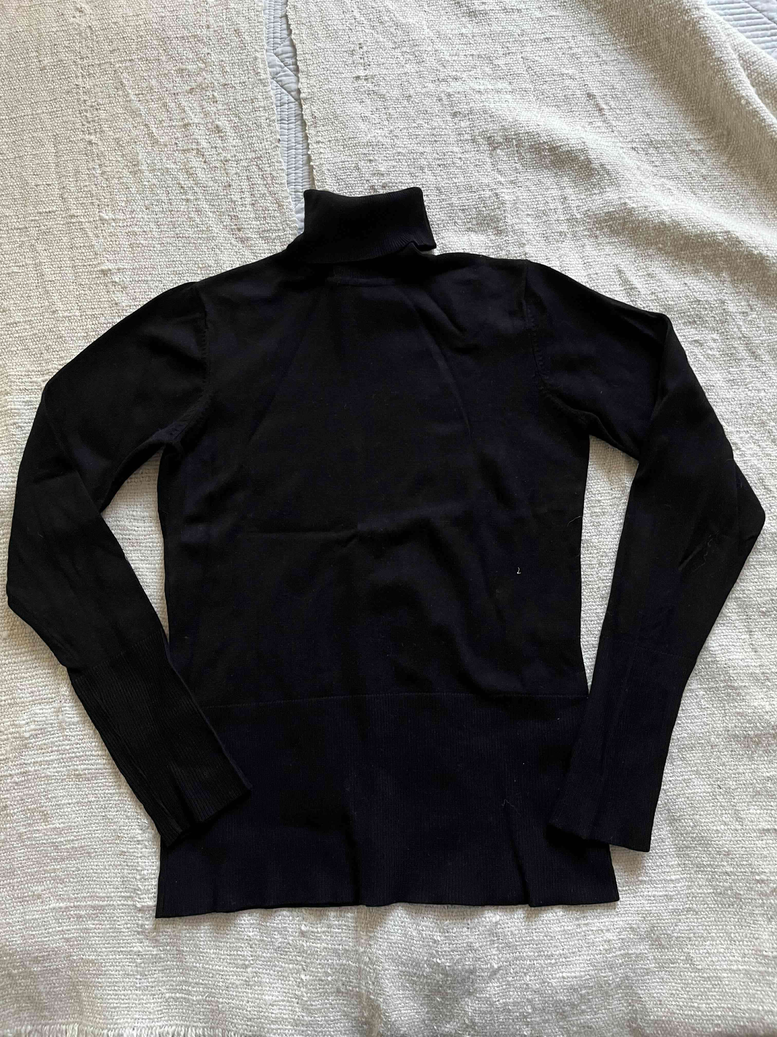 Sweater negro con vuelos por delante talla S/M - miniatura 2