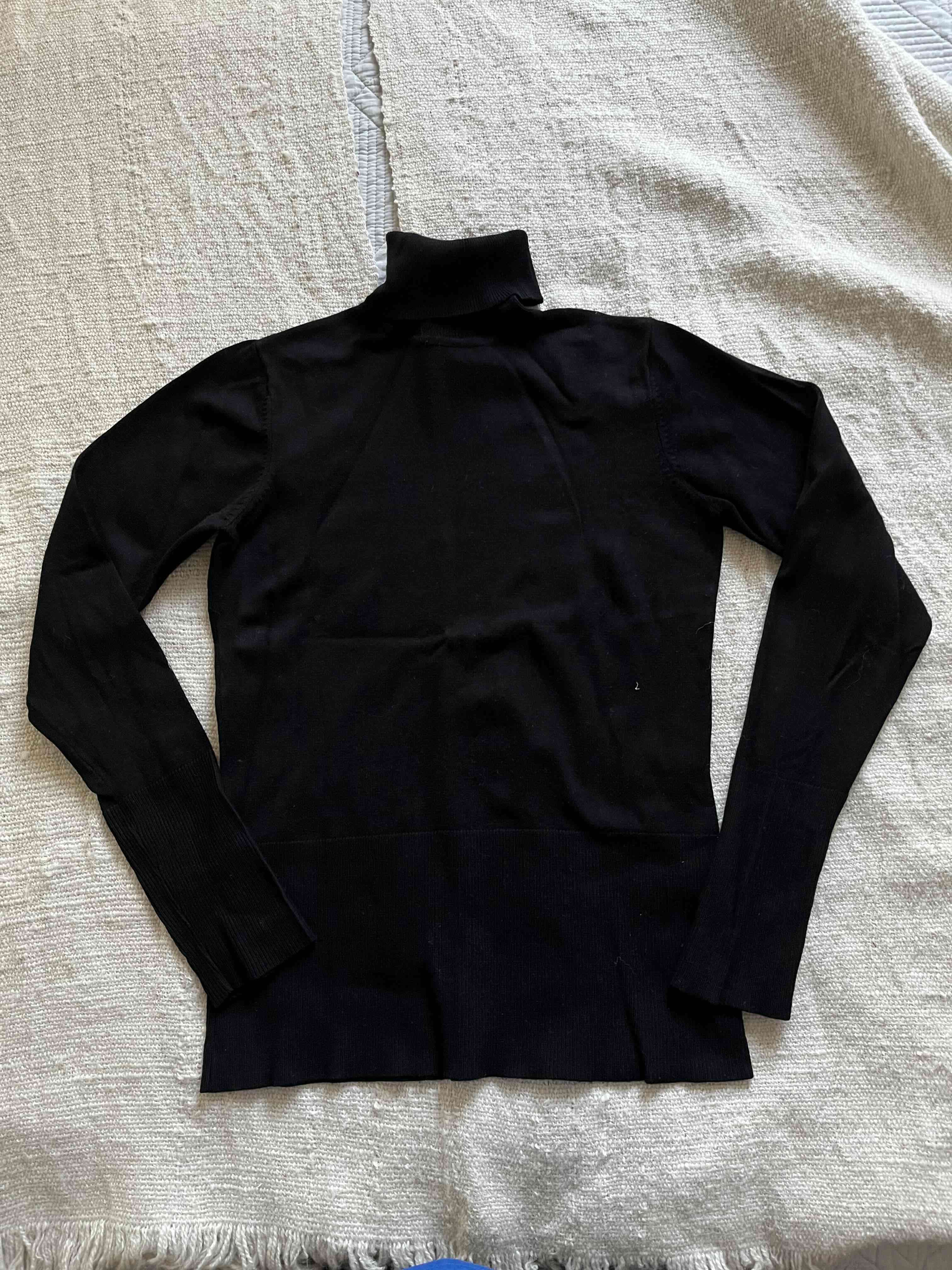 Sweater negro con vuelos por delante talla S/M - miniatura 3