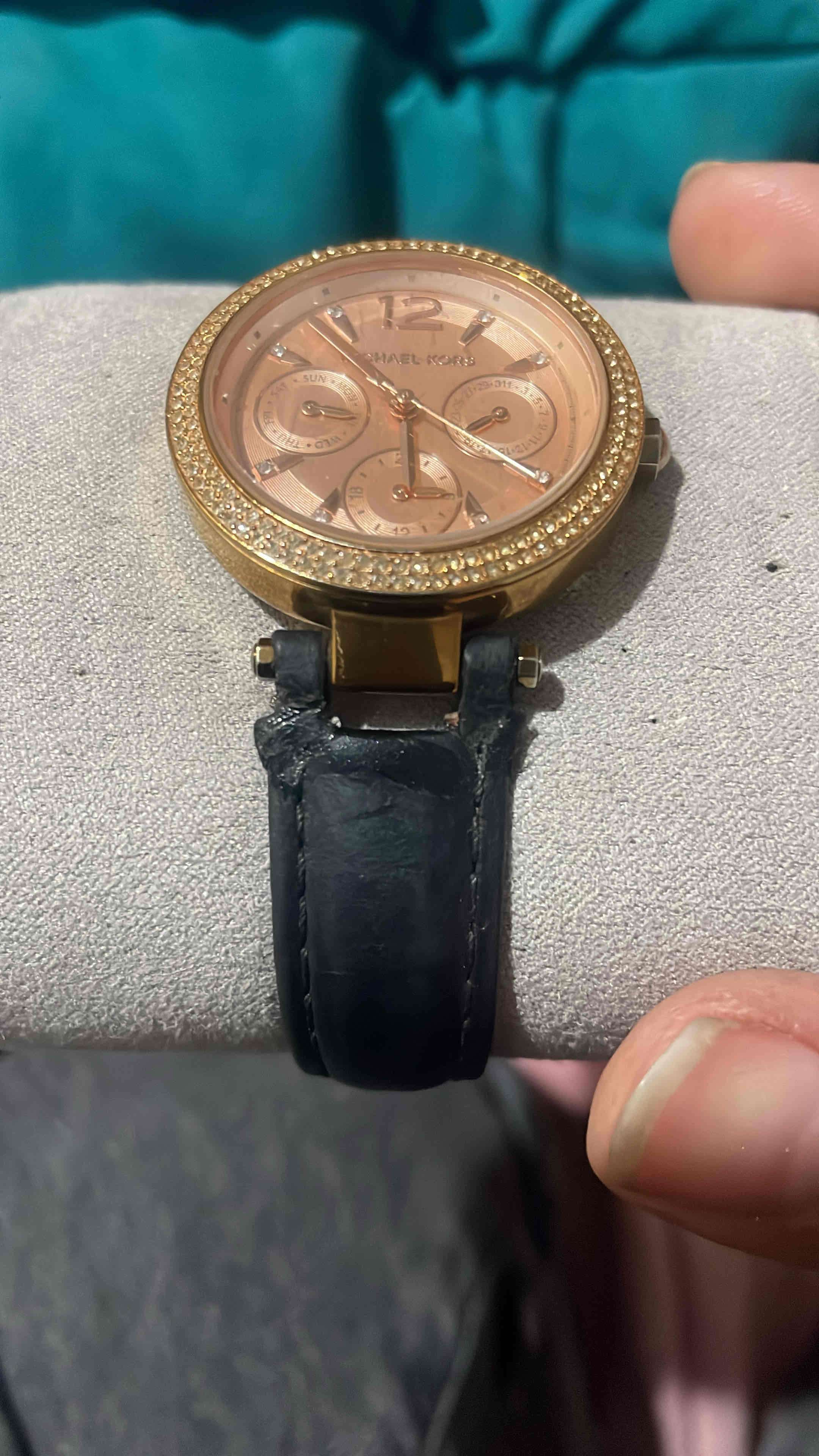 Reloj dorado con brillantes - miniatura 1