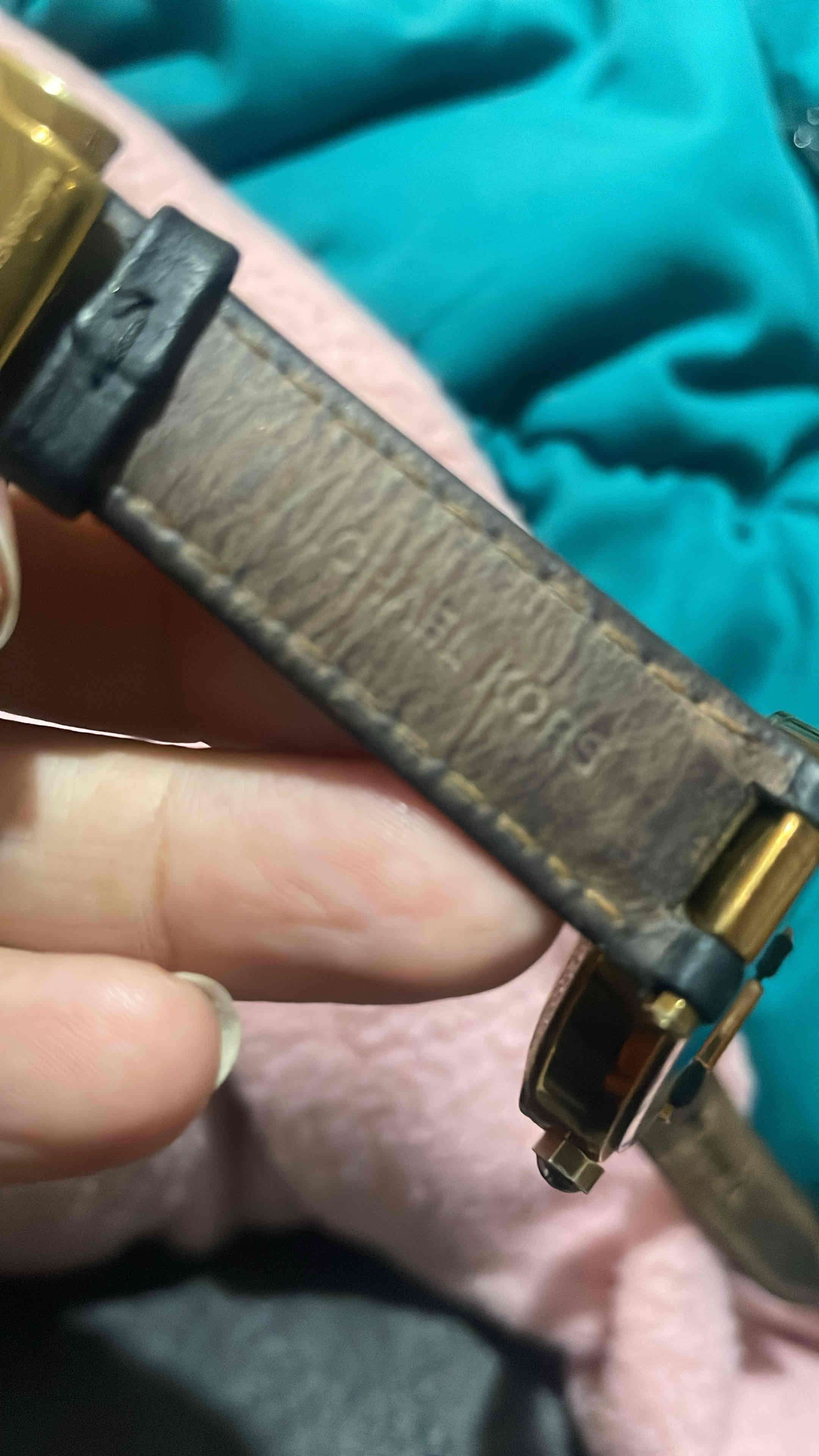 Reloj dorado con brillantes - miniatura 2