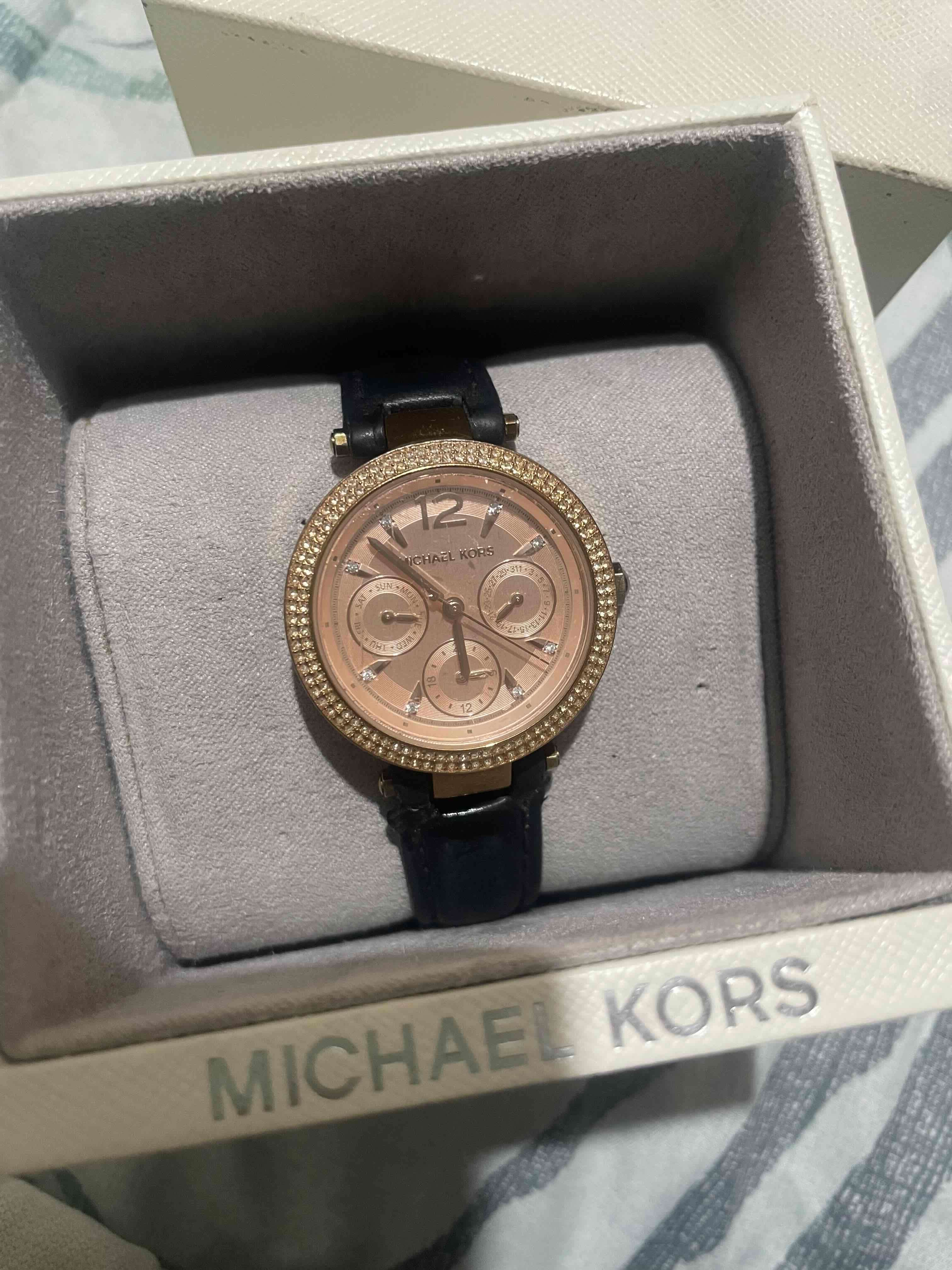 Reloj dorado con brillantes - miniatura 3