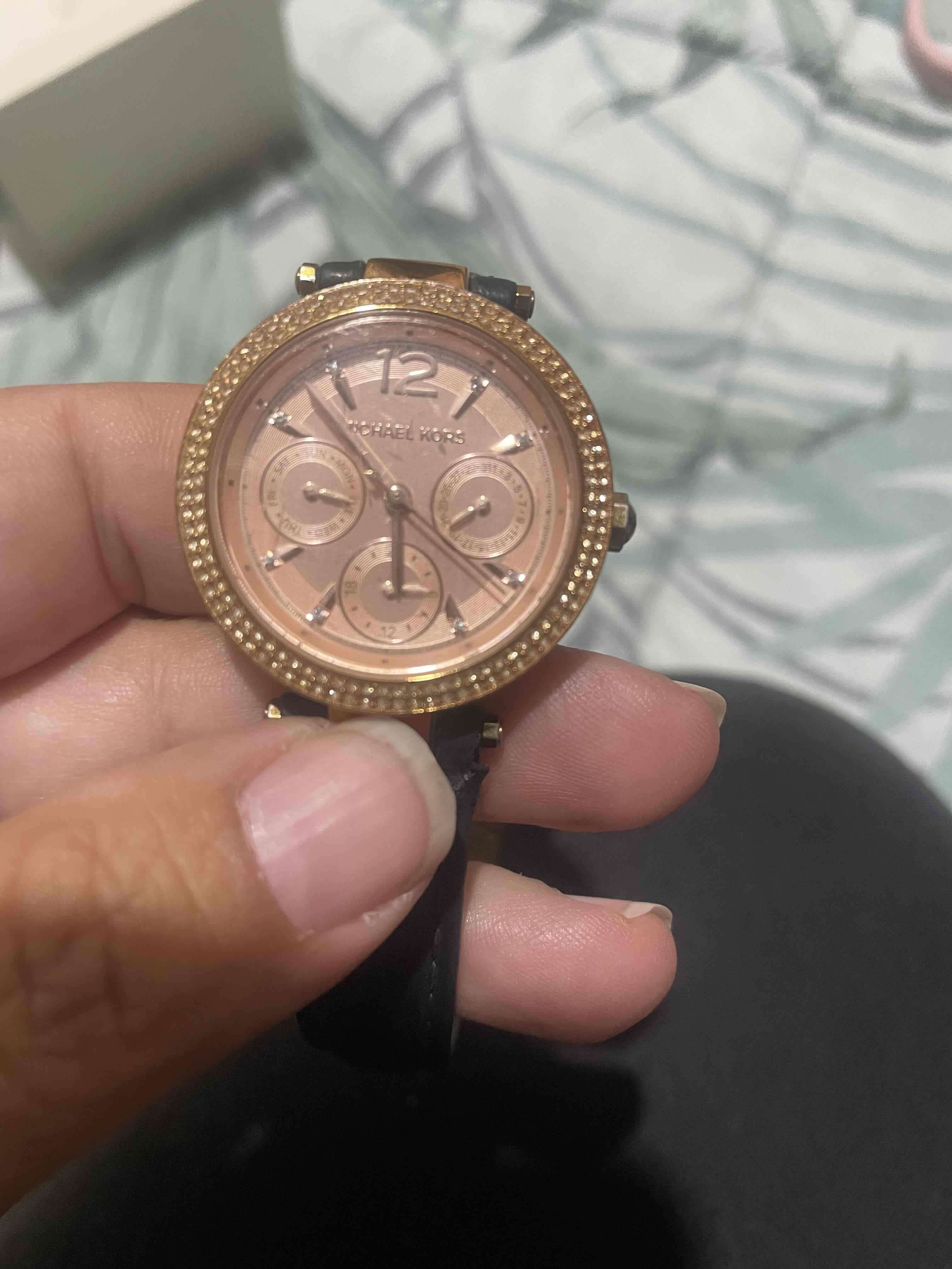 Reloj dorado con brillantes - miniatura 4