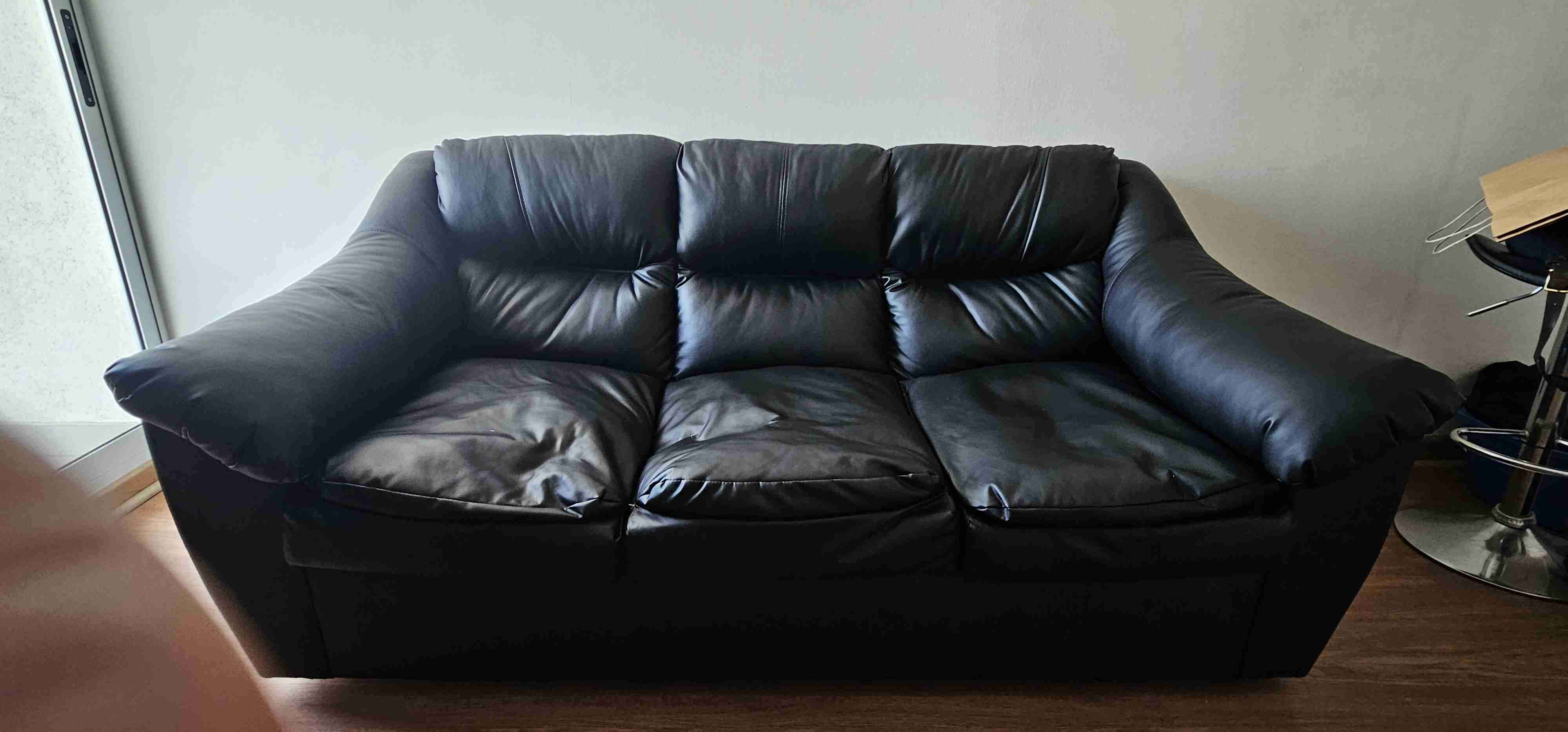 Sofá de cuerina negro 3 Cuerpos - miniatura 1