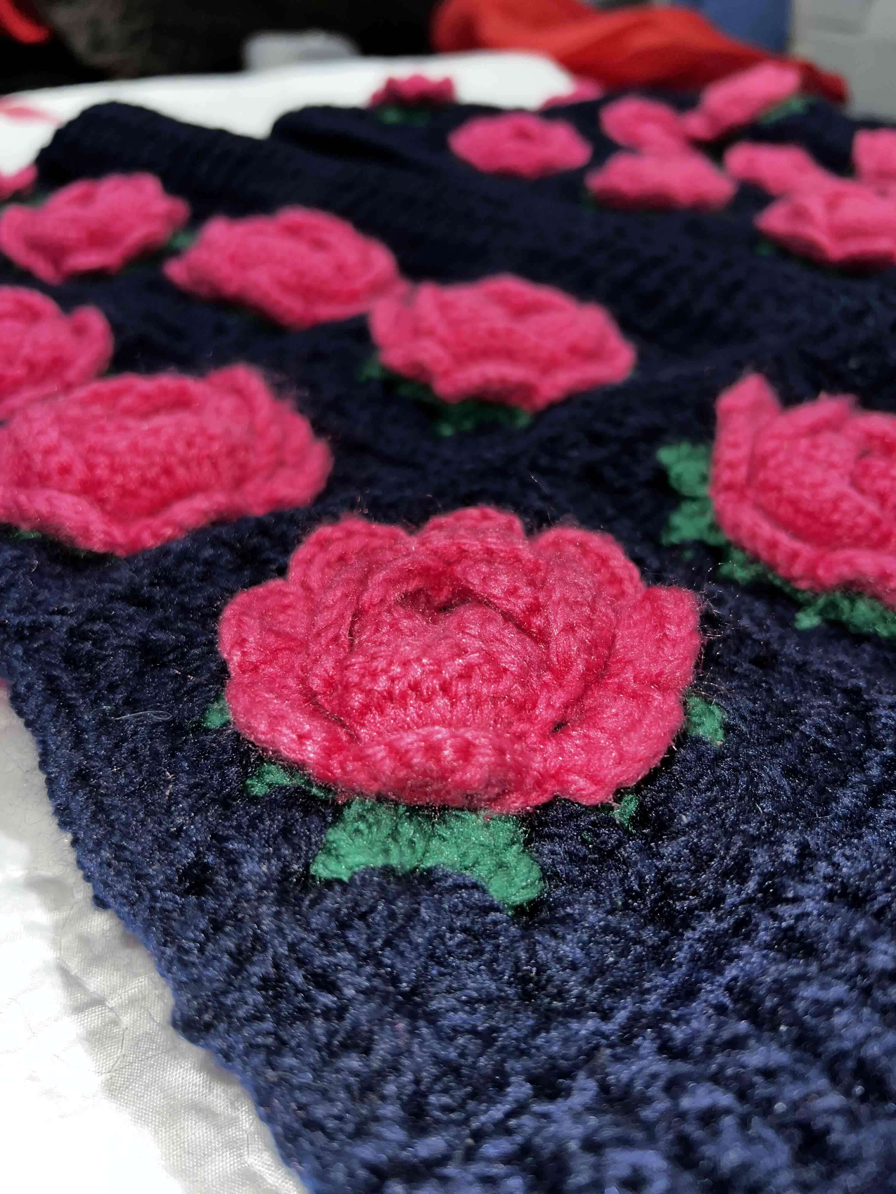 Chaleco tejido artesanal con rosas TALLA S/M - miniatura 3