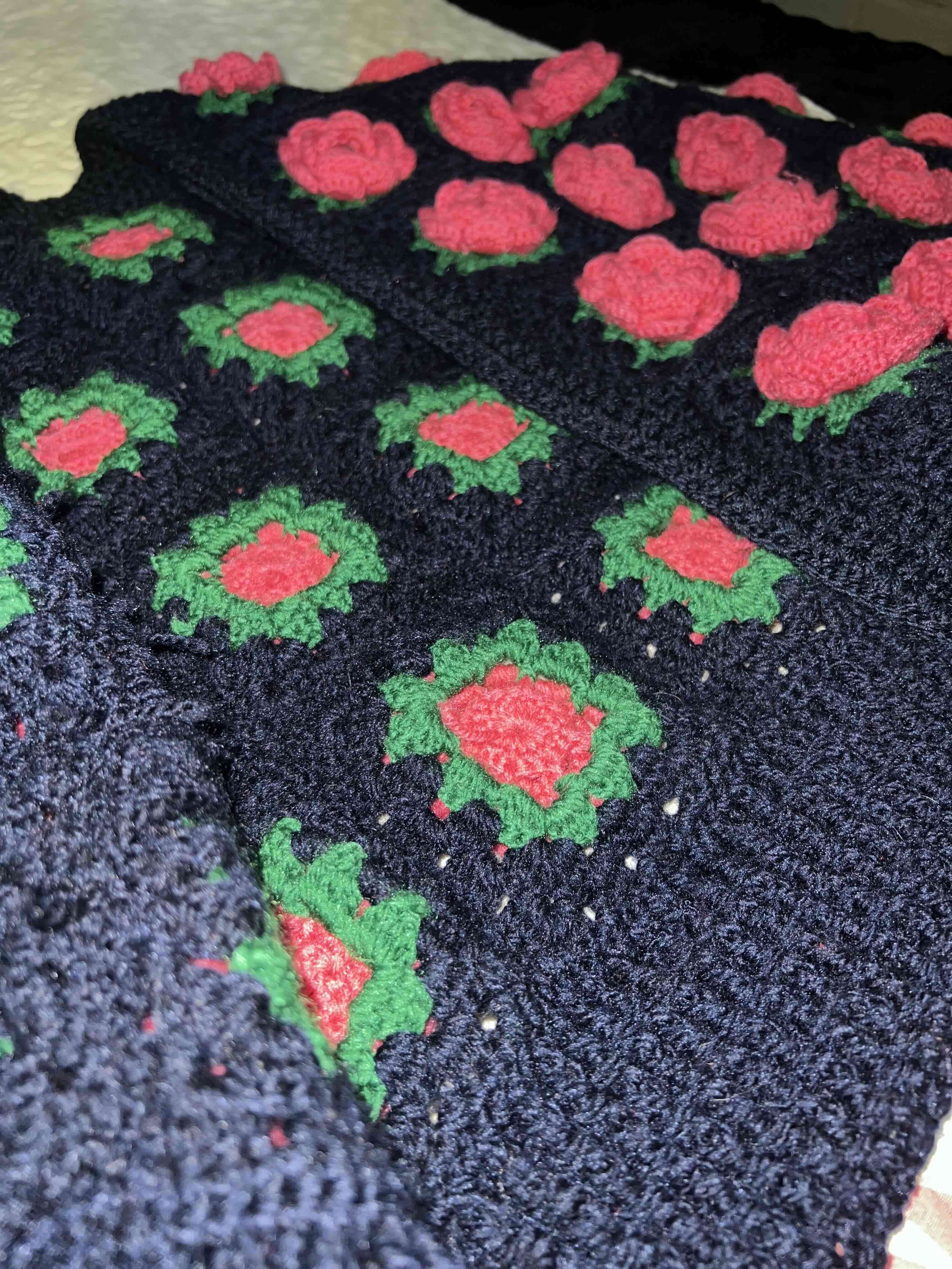 Chaleco tejido artesanal con rosas TALLA S/M - miniatura 4