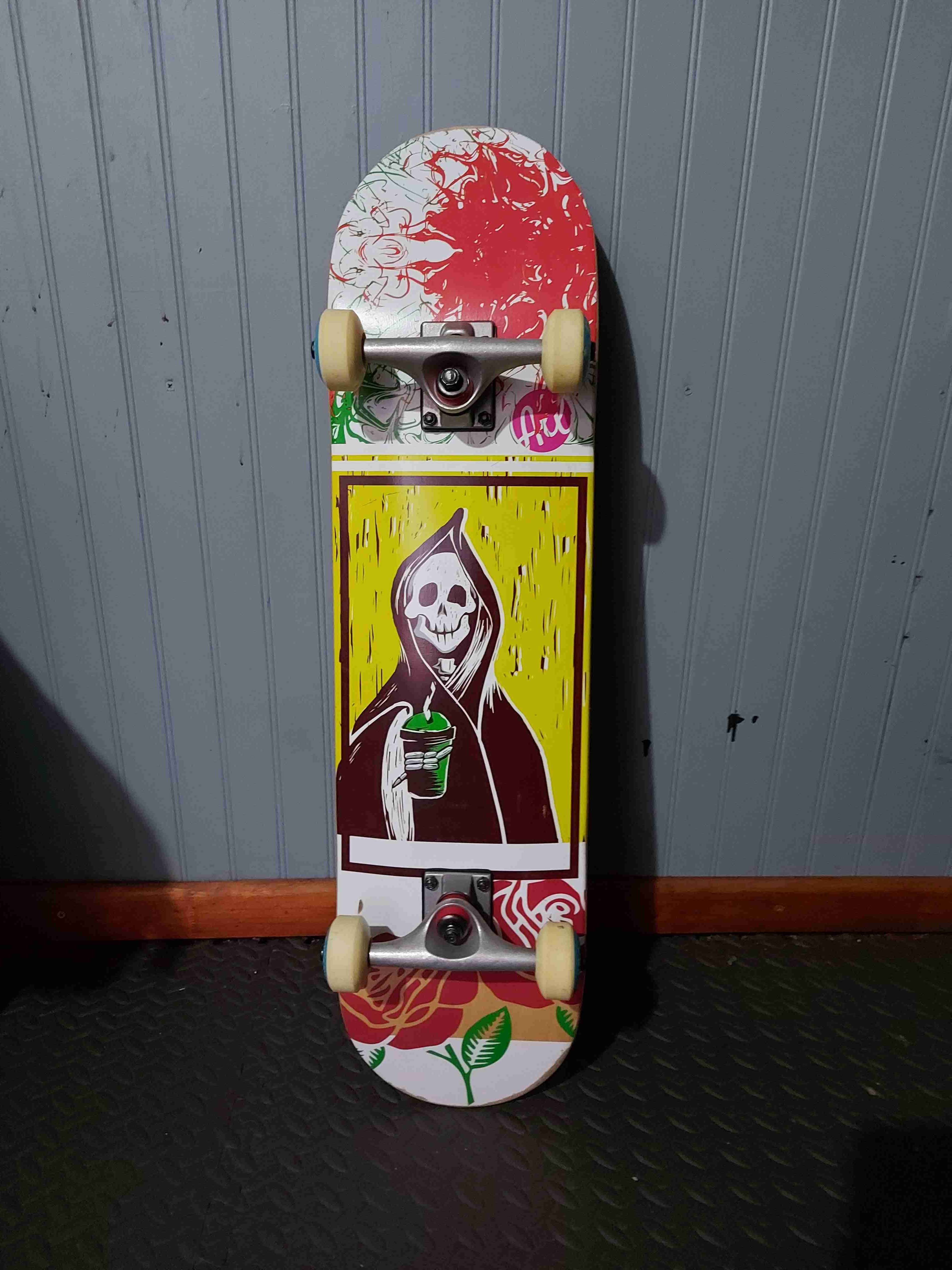 Skateboard con diseño de calavera - miniatura 1