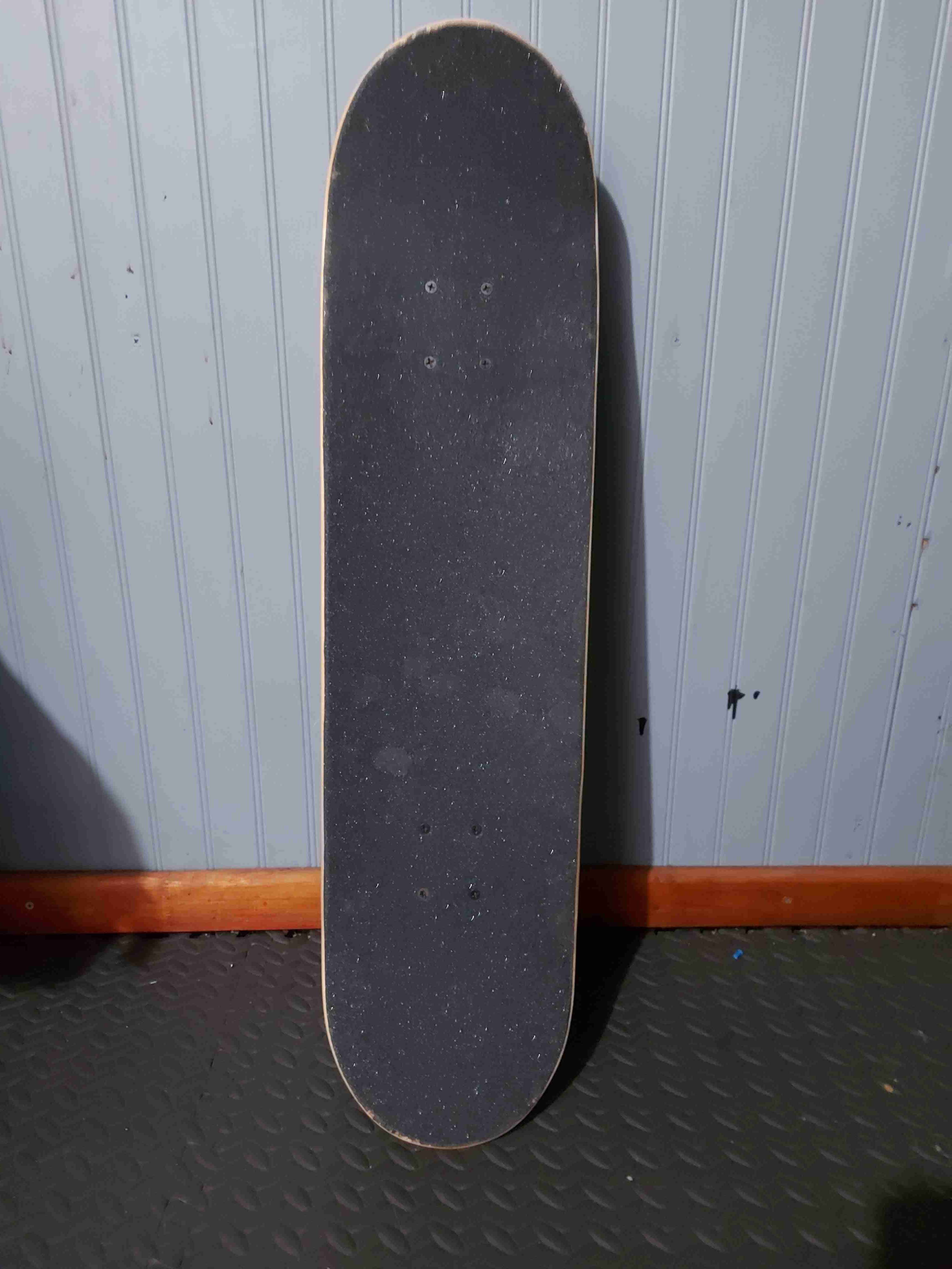 Skateboard con diseño de calavera - miniatura 6