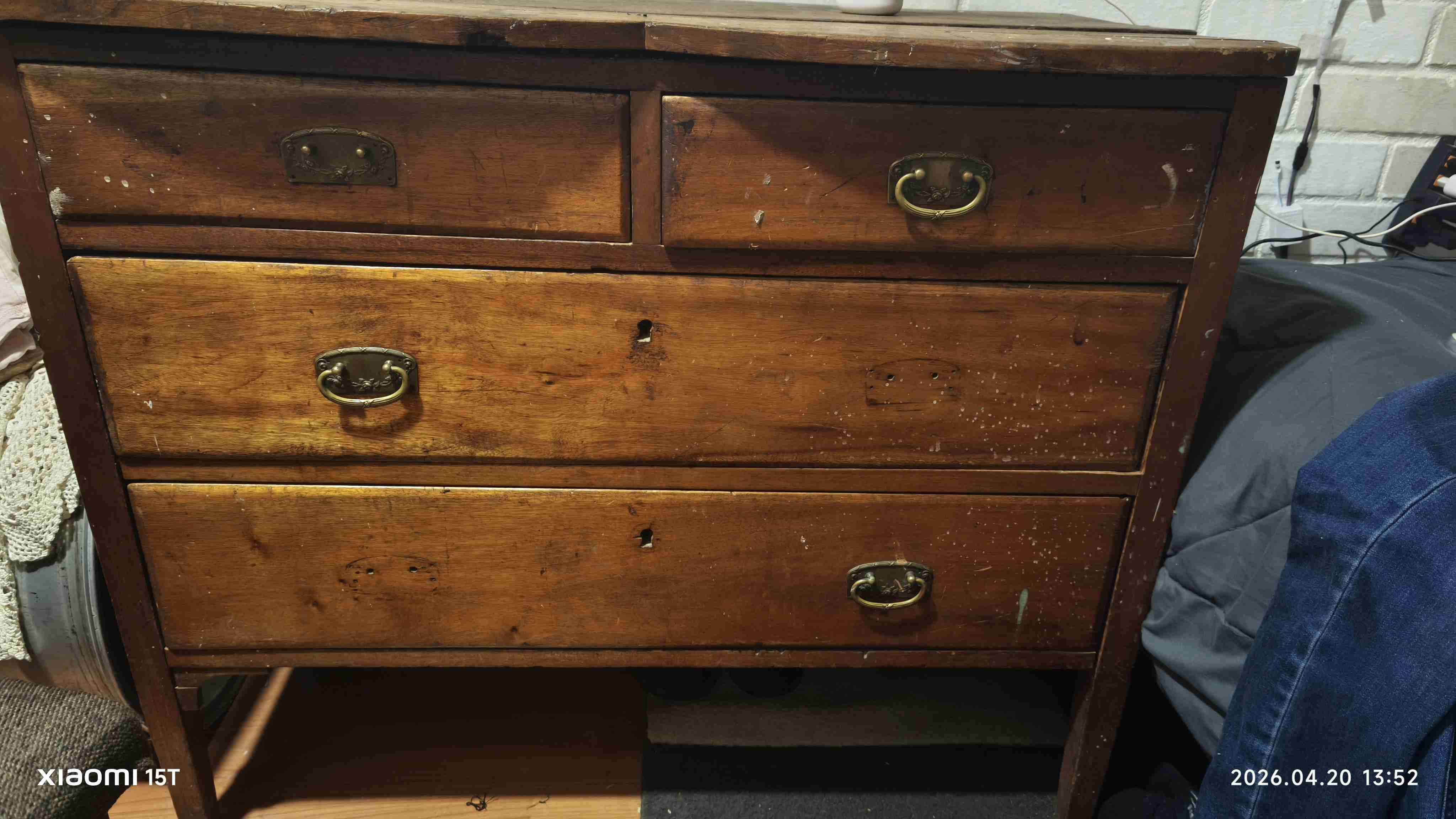 Cómoda de madera vintage - miniatura 1