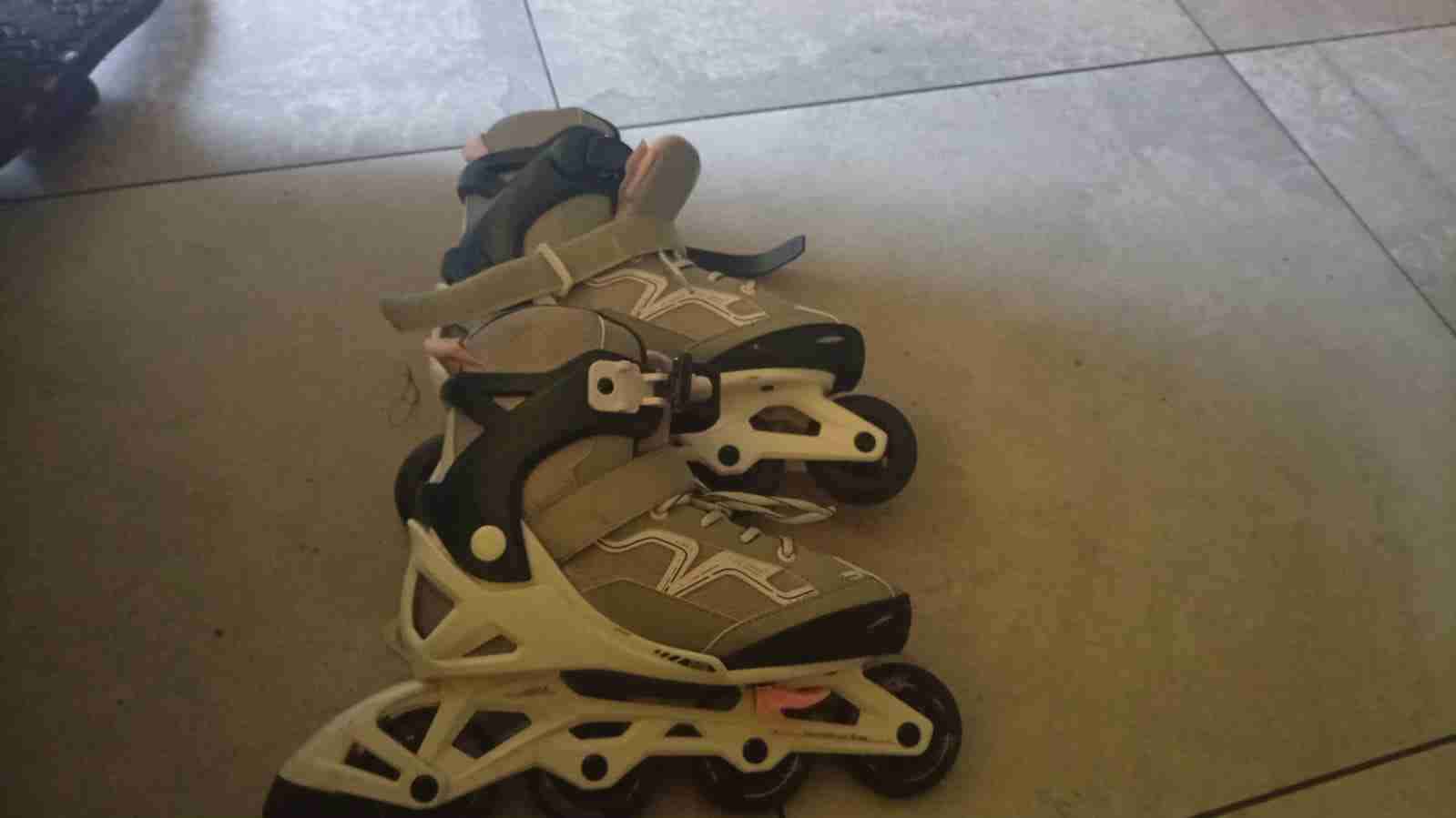 Patines en línea grises - miniatura 1