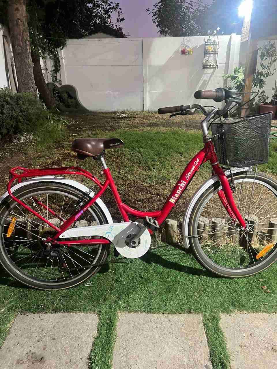 Bicicleta urbana roja con canasto - miniatura 1