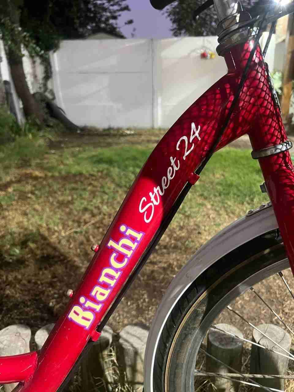 Bicicleta urbana roja con canasto - miniatura 2