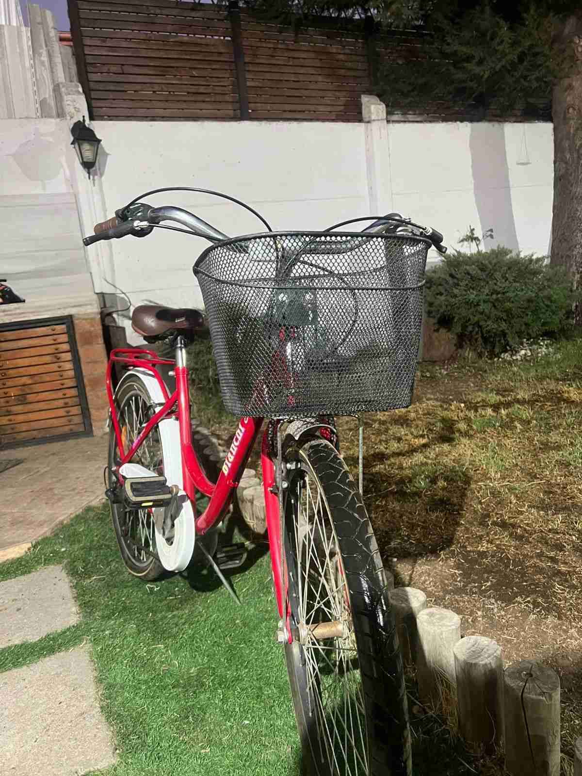 Bicicleta urbana roja con canasto - miniatura 3