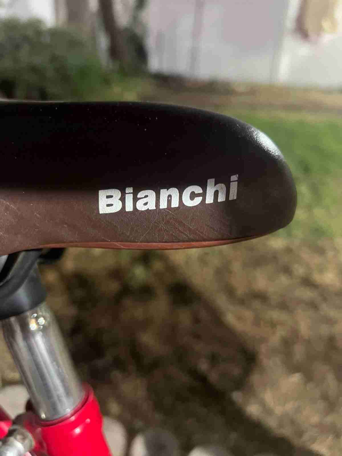 Bicicleta urbana roja con canasto - miniatura 4