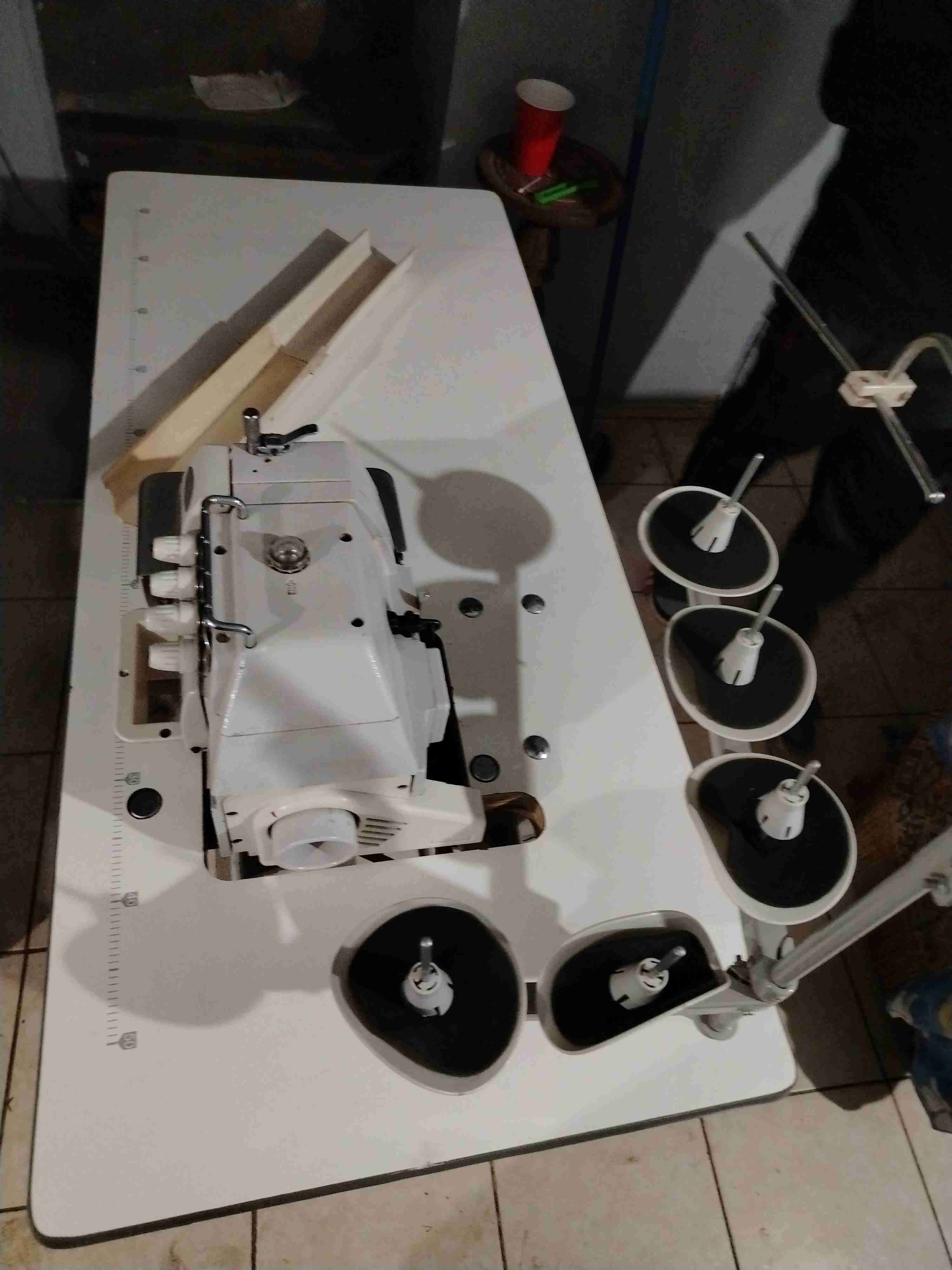 Maquina de coser overlock - miniatura 1