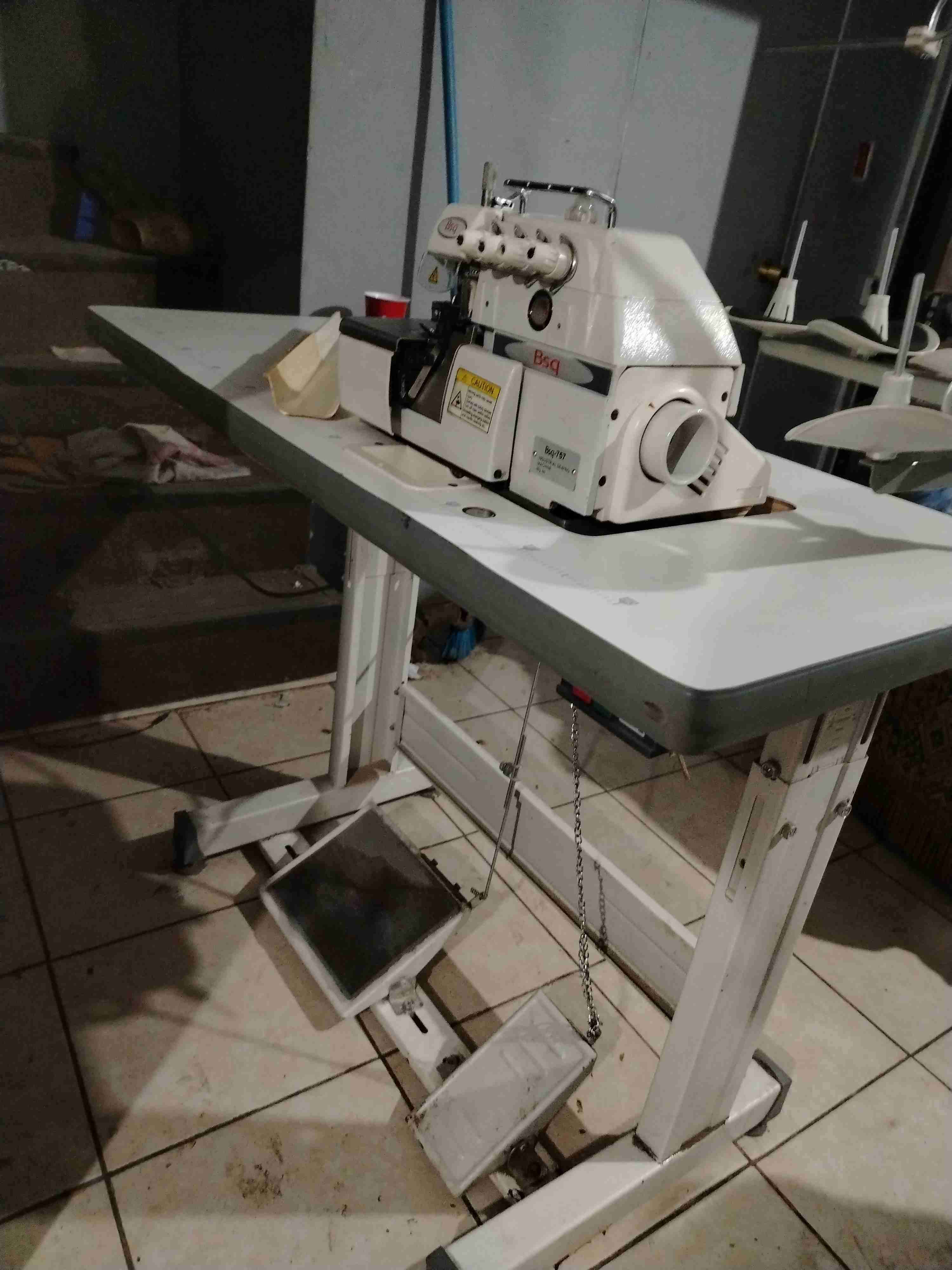 Maquina de coser overlock - miniatura 2