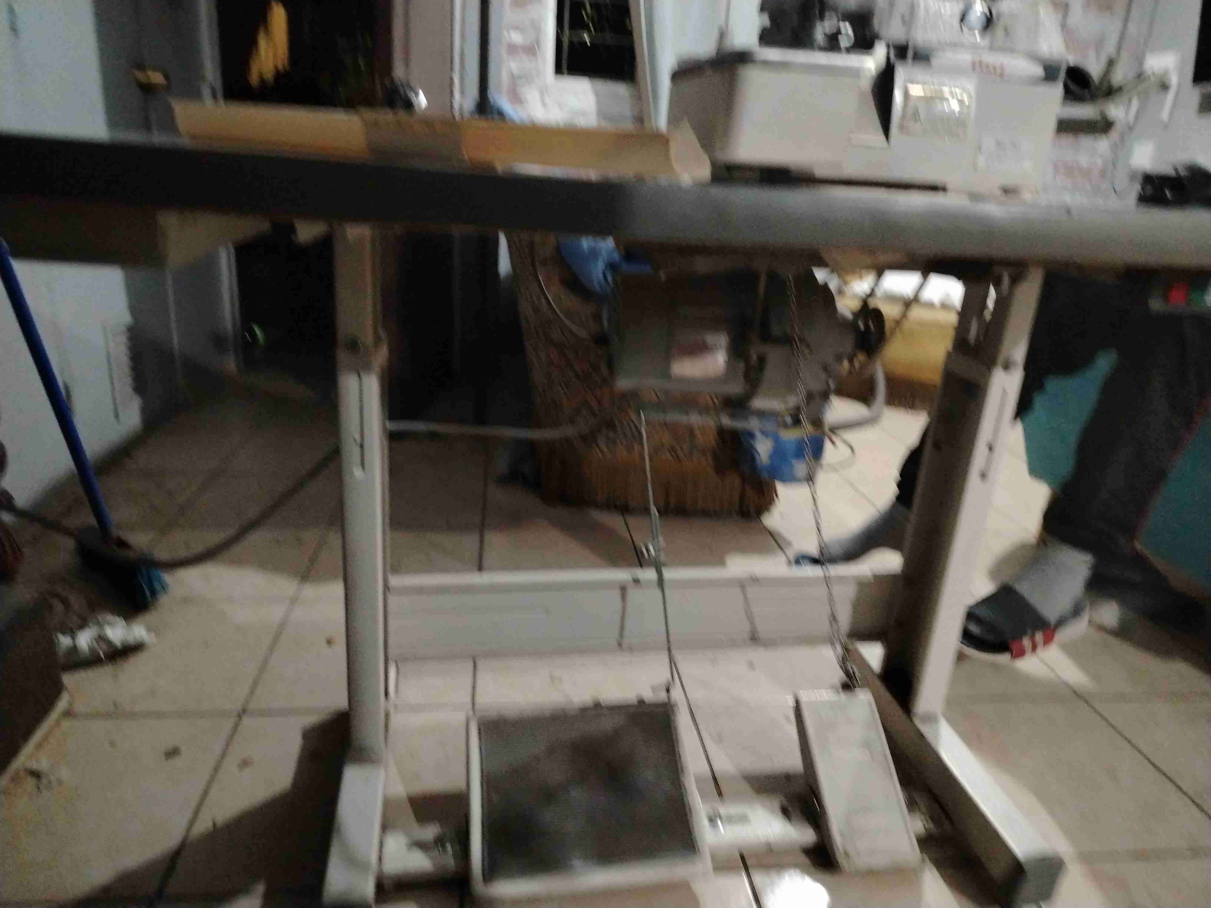 Maquina de coser overlock - miniatura 3