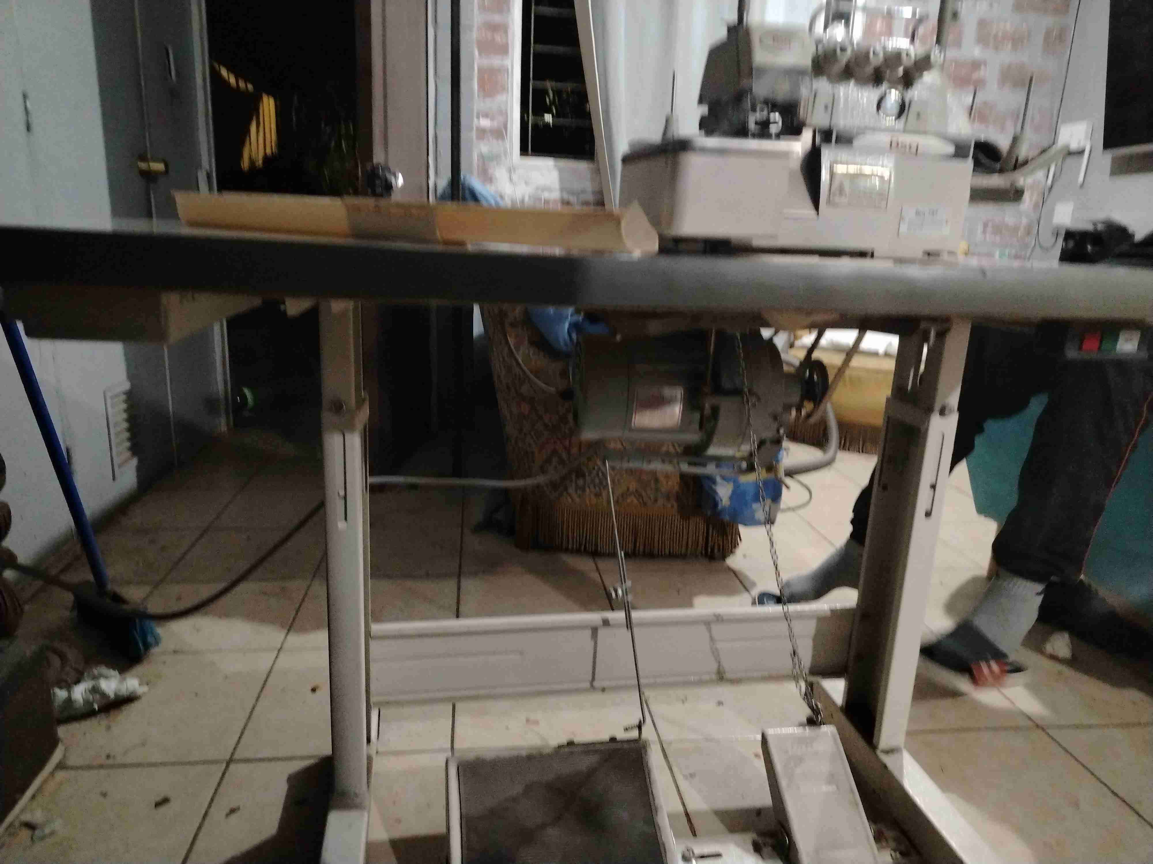 Maquina de coser overlock - miniatura 4