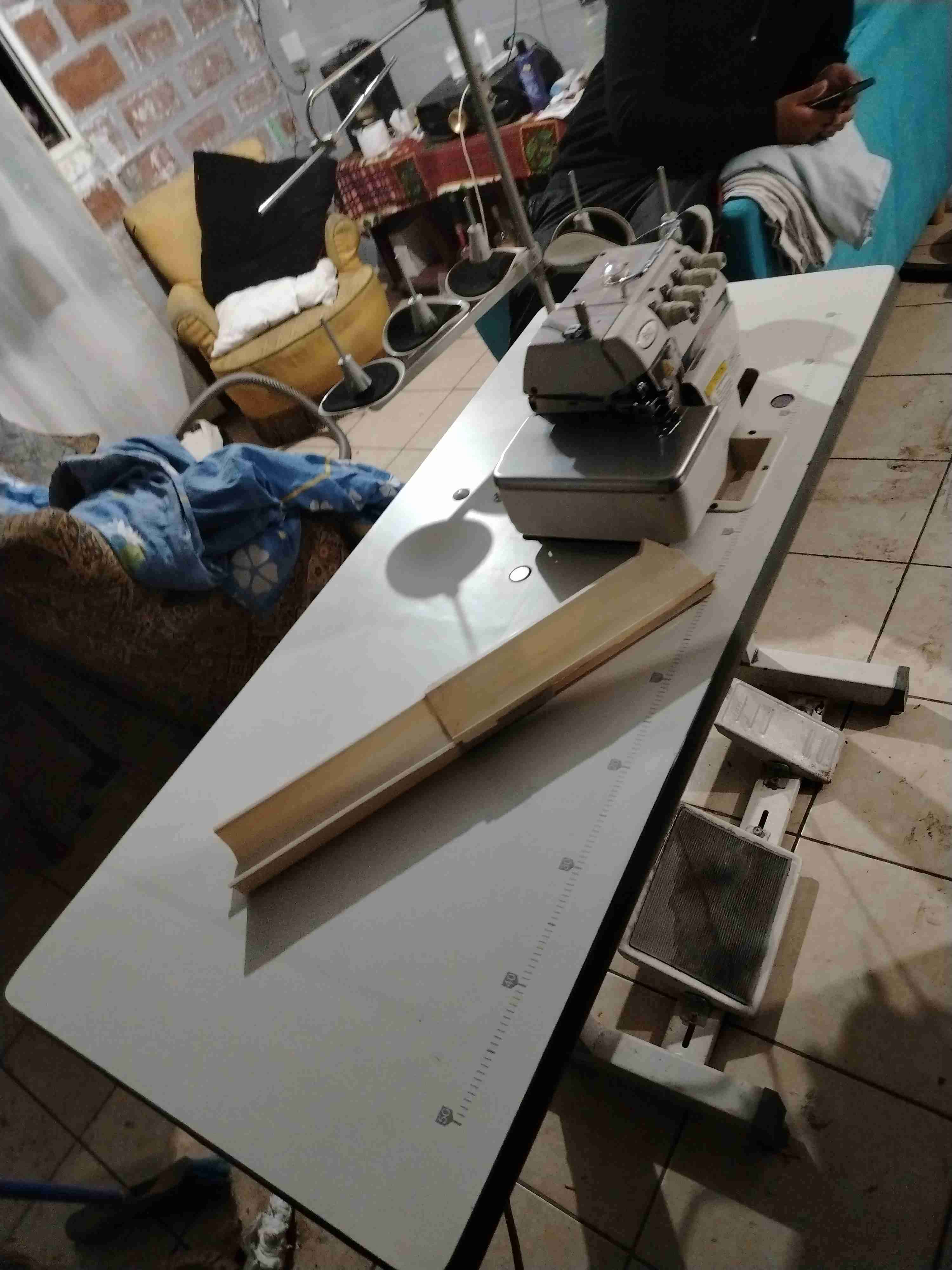 Maquina de coser overlock - miniatura 5