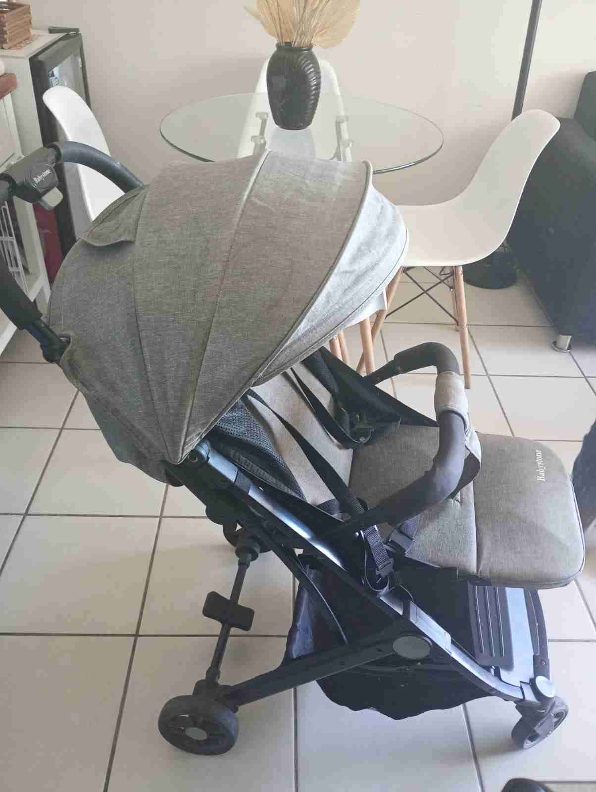 Coche de bebé gris - miniatura 1
