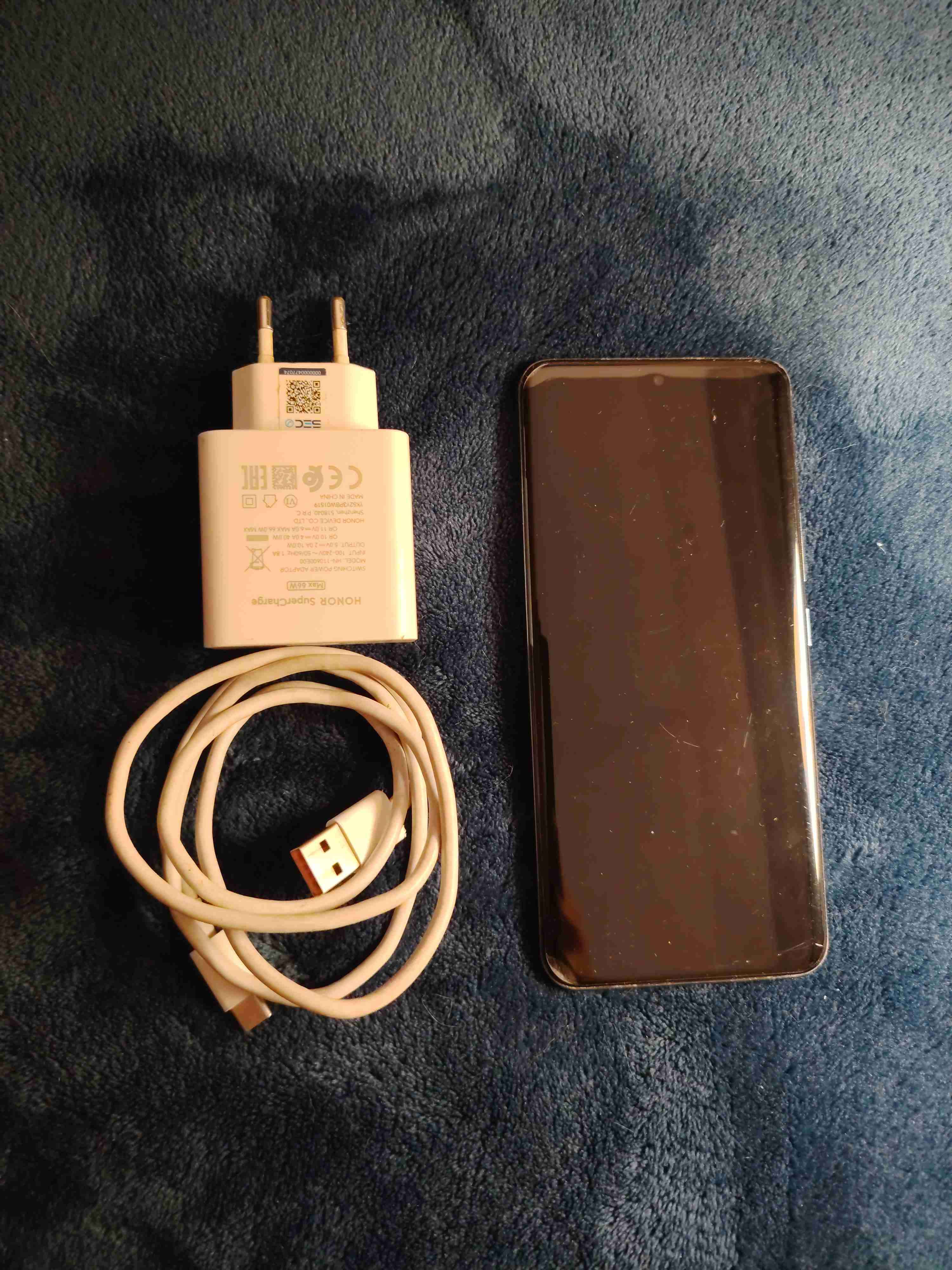 Teléfono móvil con cargador - miniatura 1