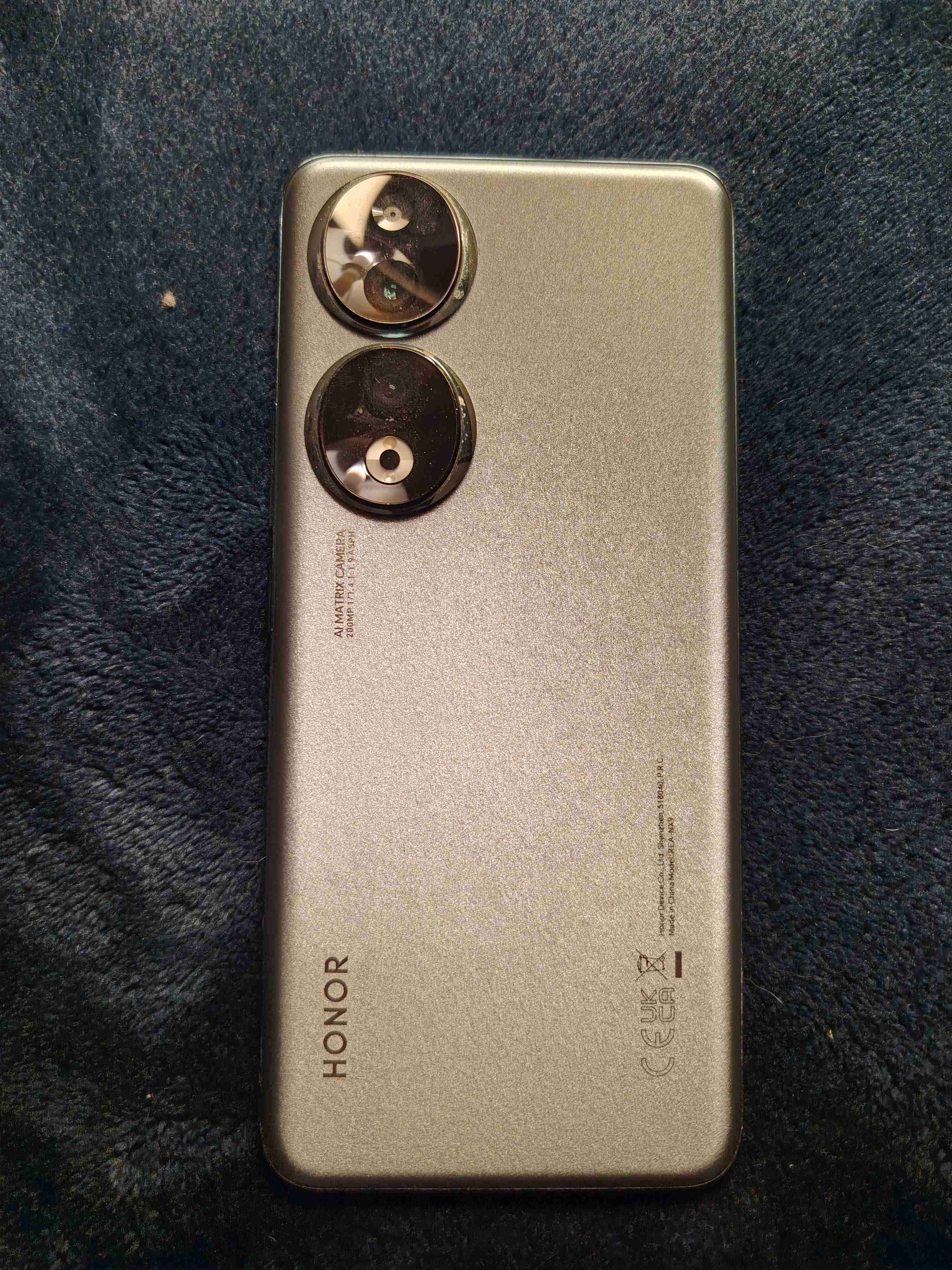 Teléfono móvil con cargador - miniatura 2