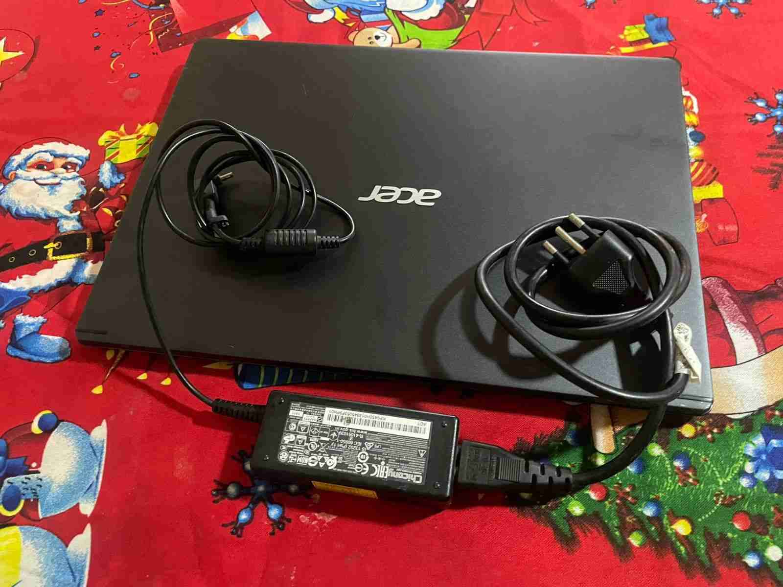 Laptop Acer con cargador - miniatura 1